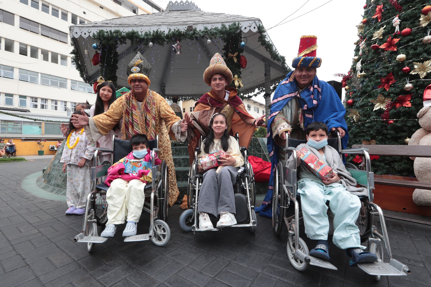 Niños y adolescentes hospitalizados y de consultorios externos del Instituto Nacional de Salud del Niño (INSN) Breña reciben la visita de los Tres Reyes Magos, quienes llegan al centro pediátrico para compartir un momento de alegría, esperanza e ilusión en el marco de la tradicional Bajada de Reyes. Foto: ANDINA/ Verónica Calderón Zuñiga