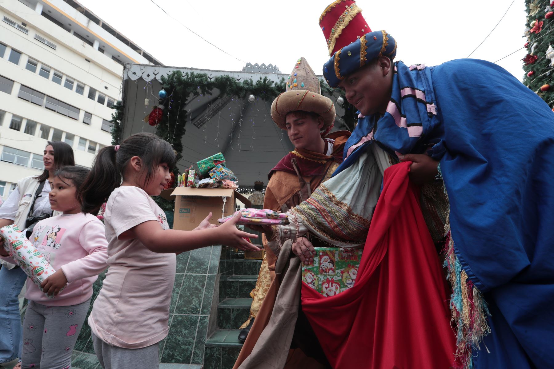 Durante la actividad se realiza la entrega simbólica del Niño Jesús a las autoridades del instituto, reafirmando el compromiso institucional con el cuidado integral y el bienestar emocional de la niñez peruana. Foto: ANDINA/ Verónica Calderón Zuñiga