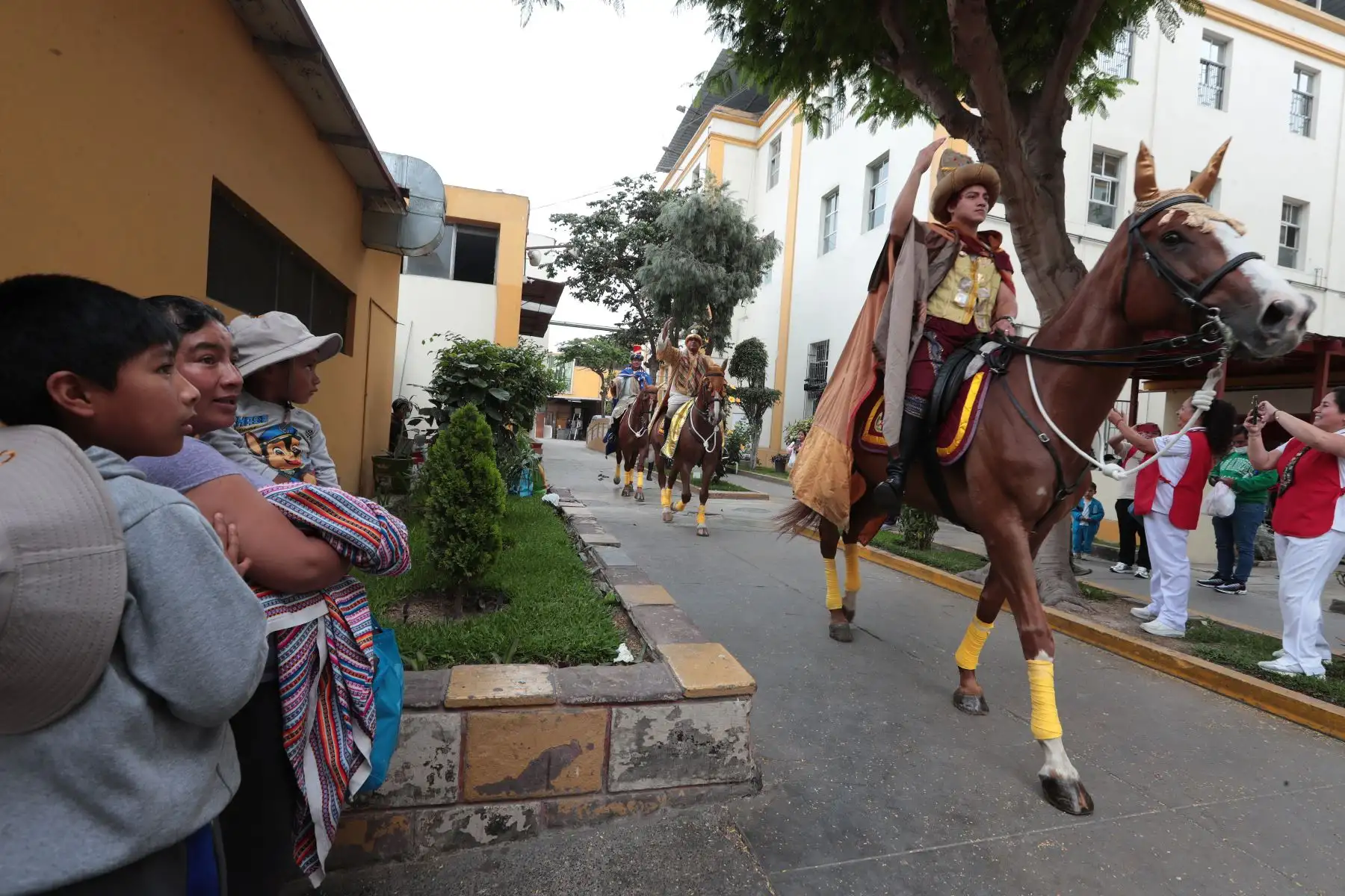 Efectivos de la Unidad Histórica de la Policía Montada El Potao, caracterizan el tradicional paseo de los Reyes Magos.
Es una tradición, arraigada desde los años 80, buscan llevar ilusión y mantener viva la costumbre de la Epifanía.
Foto: ANDINA/ Verónica Calderón Zuñiga