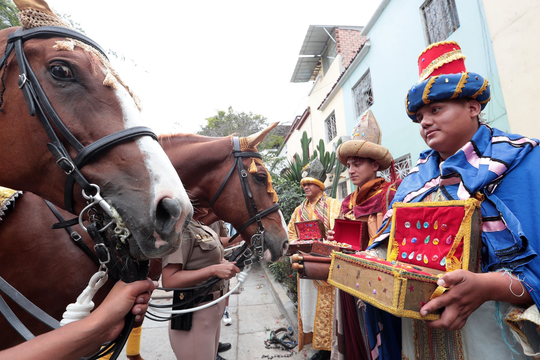 La PNP, a través de esta actividad, no solo cumple una misión policial, sino también social y espiritual, llevando esperanza e ilusión infantil.
Foto: ANDINA/Verónica Calderón
