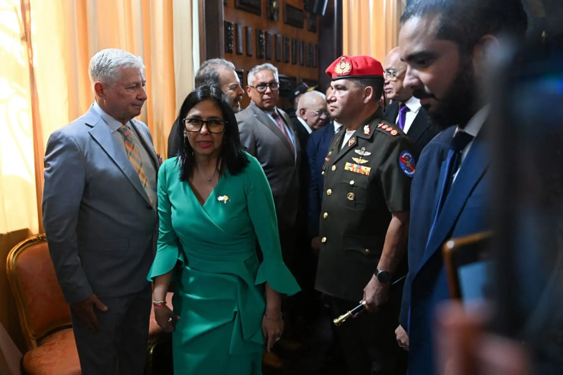 El Tribunal Supremo de Justicia ordenó que Rodríguez asuma el poder por un período inicial de 90 días prorrogables, argumentando la ausencia forzada del jefe de Estado. La decisión fue reconocida de inmediato por la Fuerza Armada Nacional Bolivariana, que expresó su acatamiento institucional.
Foto: AFP