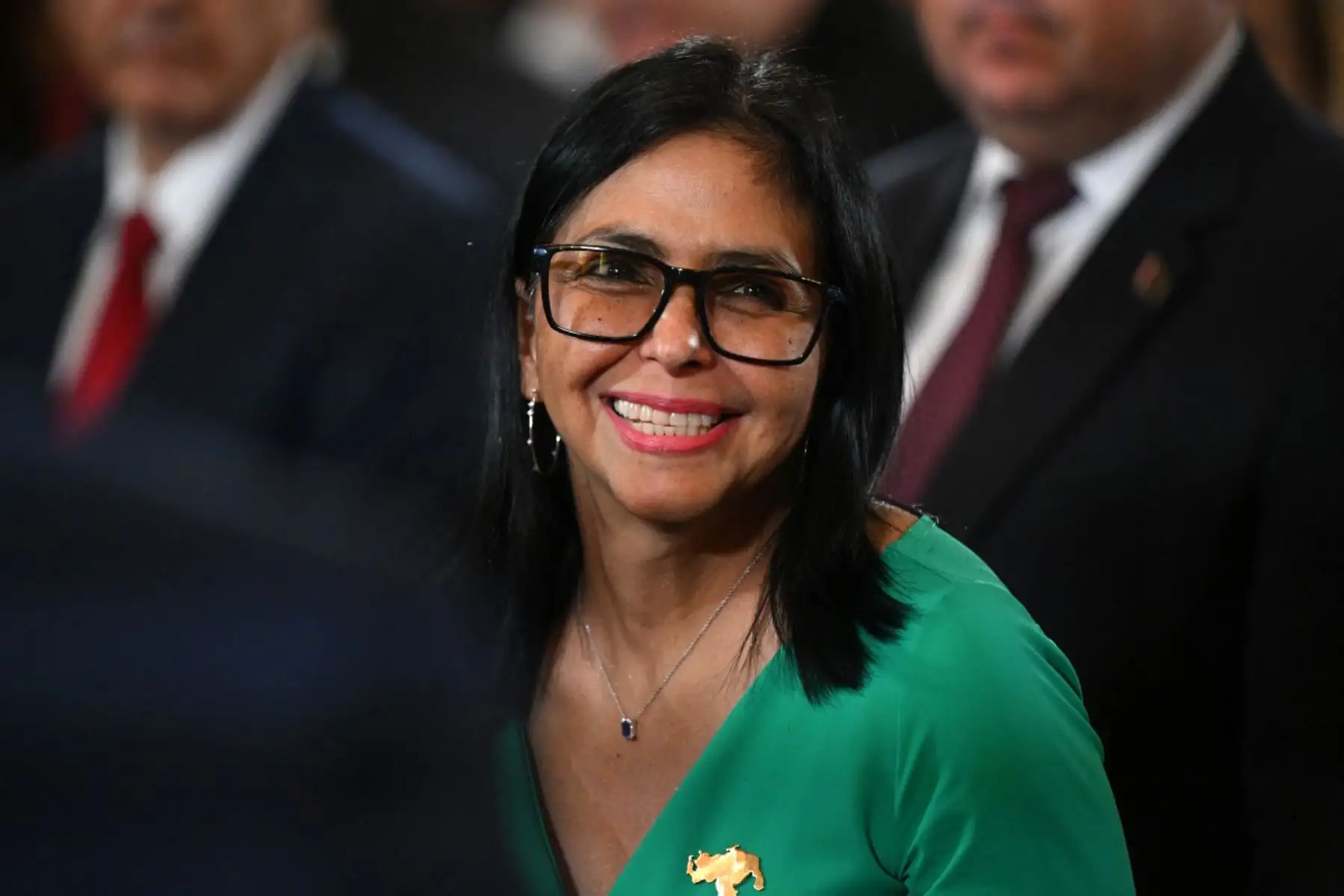 En las calles de Caracas, militantes oficialistas marcharon en respaldo a la presidenta interina y exigieron la liberación de Maduro. Actos simbólicos dentro del hemiciclo, como una flor roja en el escaño de Cilia Flores, reforzaron el tono emotivo y político de la jornada.
Foto: AFP