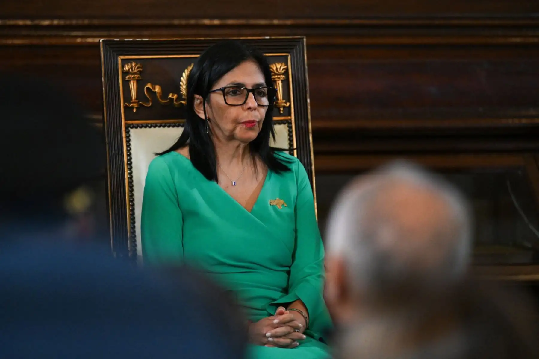 Durante su discurso, la mandataria interina describió el momento como uno de “amenaza contra la paz y la estabilidad”, y afirmó que su prioridad será activar todas las vías políticas y diplomáticas para lograr el retorno de Nicolás Maduro y su esposa, detenidos en Estados Unidos.
Foto: AFP