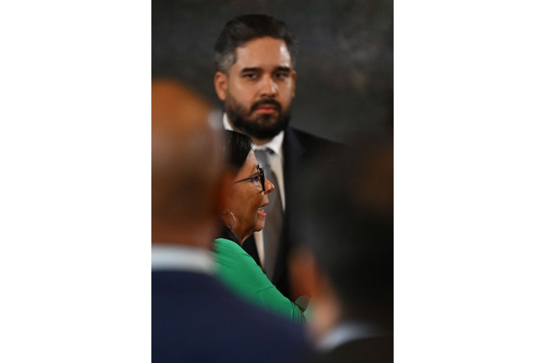 Maduro Guerra sostuvo la Constitución durante el juramento presidencial y luego dirigió un mensaje cargado de emotividad, asegurando que su padre “volverá a Venezuela”. Entre aplausos y lágrimas, afirmó que el país queda “en buenas manos” mientras se lucha por su liberación. Foto: AFP