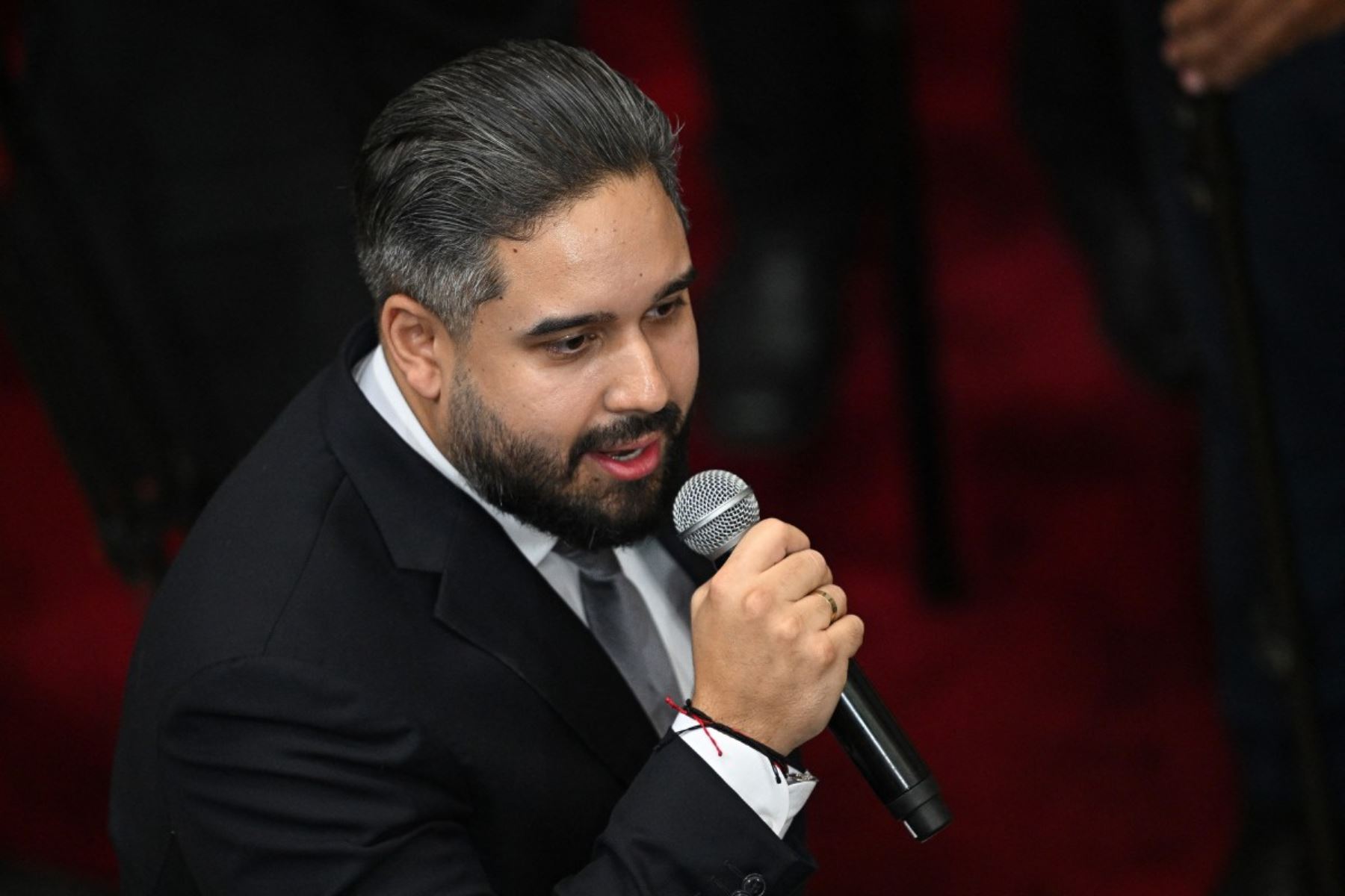 La presencia de Nicolás Maduro Guerra marcó uno de los momentos más visibles de la ceremonia. El diputado, hijo del mandatario detenido, acompañó el acto desde la primera fila y expresó públicamente su apoyo a la gestión interina asumida por Rodríguez. Foto: AFP
