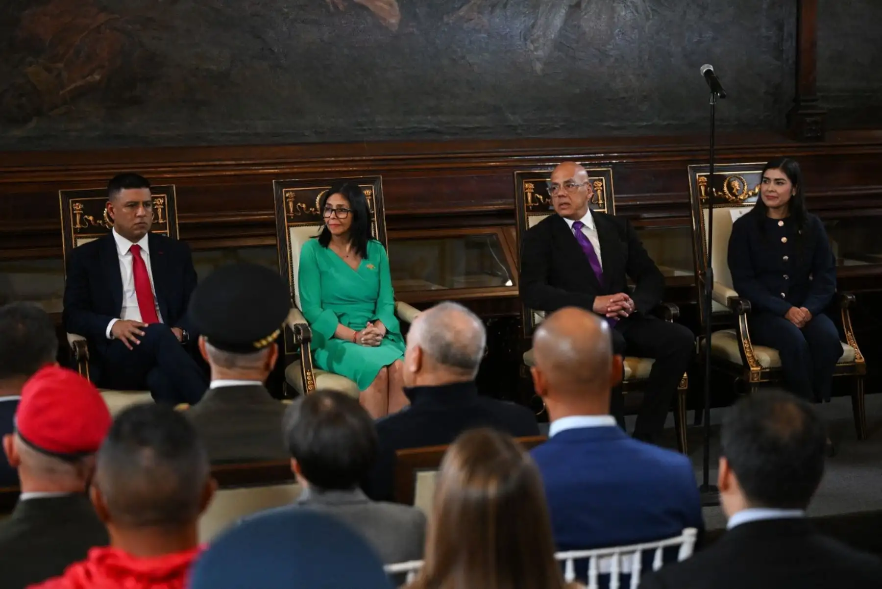 La Asamblea Nacional, electa en mayo de 2025, inició funciones con este tema como punto central de agenda. En la misma sesión, los legisladores reeligieron a Jorge Rodríguez como presidente del Parlamento, consolidando el control chavista del poder legislativo en plena crisis. Foto: AFP