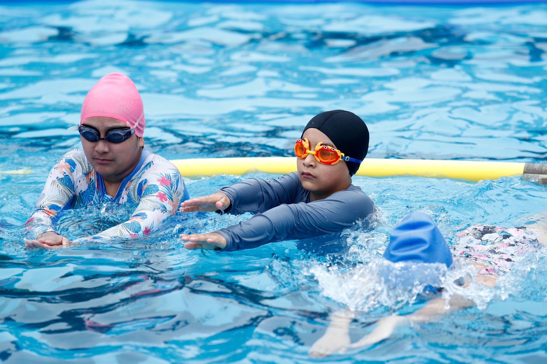 Con el inicio de las vacaciones escolares en enero de 2026, el Club Metropolitano Huáscar de Villa El Salvador, administrado por el Serpar, abrió sus puertas al público para su programa de vacaciones útiles, con el cual niños y adolescentes en edad escolar realizan diversas actividades deportivas como natación, fútbol, vóley y taekwondo, entre otros. Foto: ANDINA/Daniel Bracamonte