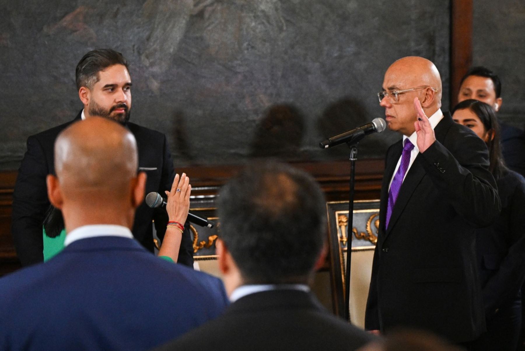 La investidura de Delcy Rodríguez como presidenta encargada se realizó en una sesión solemne de la Asamblea Nacional, marcada por consignas del chavismo y símbolos de respaldo al liderazgo detenido. La ceremonia se desarrolló bajo un fuerte resguardo y con honores militares al cierre del acto oficial. Foto: AFP