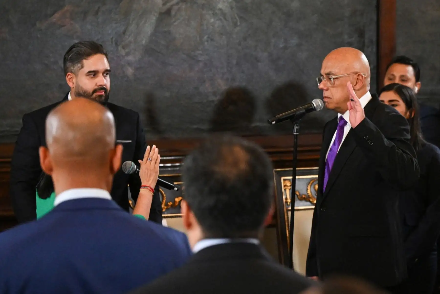 La investidura de Delcy Rodríguez como presidenta encargada se realizó en una sesión solemne de la Asamblea Nacional, marcada por consignas del chavismo y símbolos de respaldo al liderazgo detenido. La ceremonia se desarrolló bajo un fuerte resguardo y con honores militares al cierre del acto oficial. Foto: AFP
