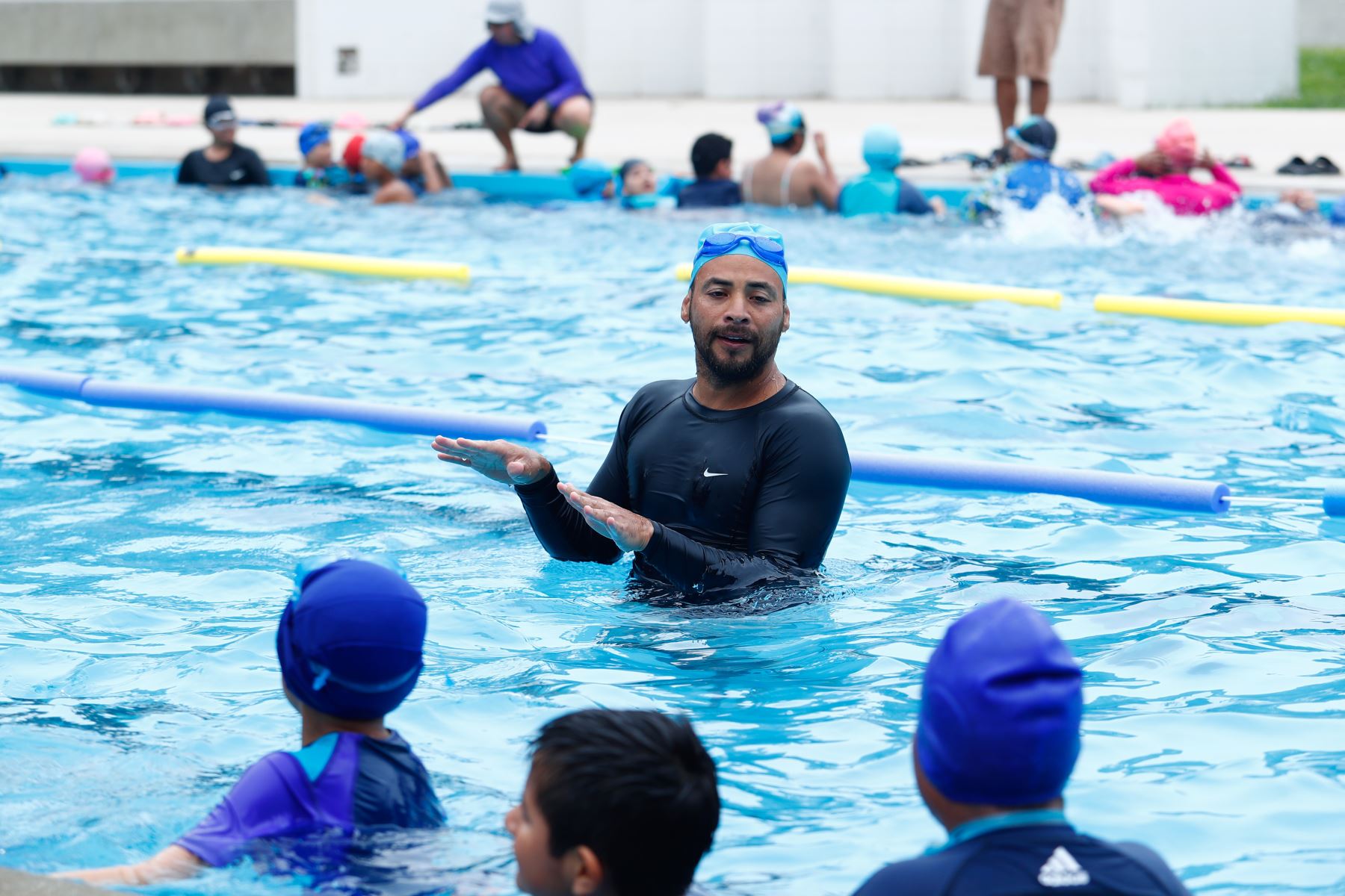 Con el inicio de las vacaciones escolares en enero de 2026, el Club Metropolitano Huáscar de Villa El Salvador, administrado por el Serpar, abrió sus puertas al público para su programa de vacaciones útiles, con el cual niños y adolescentes en edad escolar realizan diversas actividades deportivas como natación, fútbol, vóley y taekwondo, entre otros. Foto: ANDINA/Daniel Bracamonte
