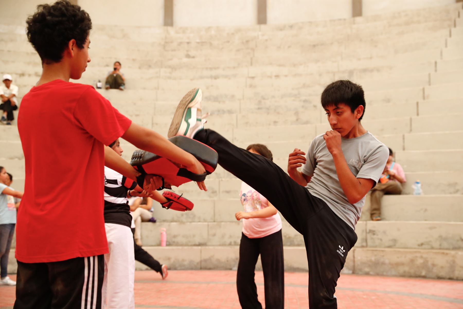 Con el inicio de las vacaciones escolares en enero de 2026, el Club Metropolitano Huáscar de Villa El Salvador, administrado por el Serpar, abrió sus puertas al público para su programa de vacaciones útiles, con el cual niños y adolescentes en edad escolar realizan diversas actividades deportivas como natación, fútbol, vóley y taekwondo, entre otros. Foto: ANDINA/Daniel Bracamonte