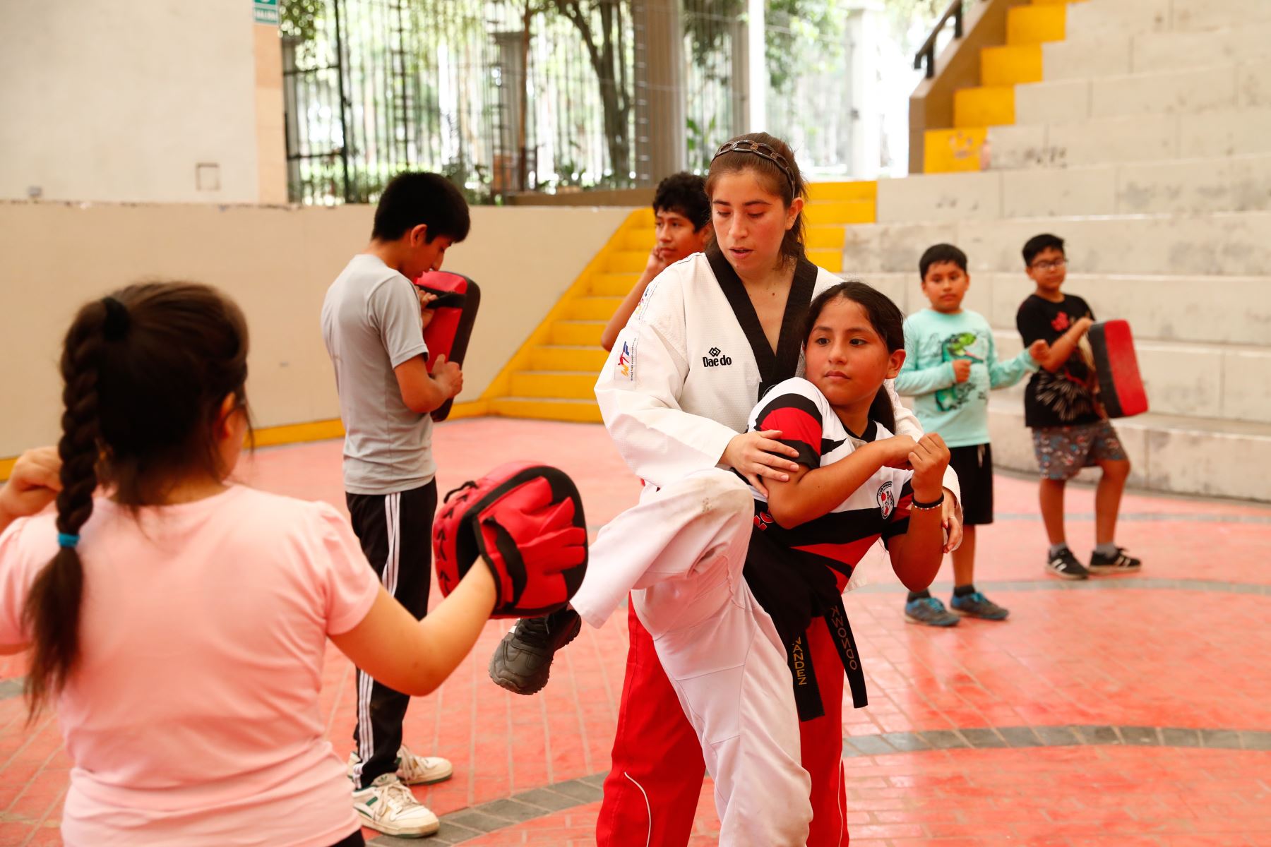 Con el inicio de las vacaciones escolares en enero de 2026, el Club Metropolitano Huáscar de Villa El Salvador, administrado por el Serpar, abrió sus puertas al público para su programa de vacaciones útiles, con el cual niños y adolescentes en edad escolar realizan diversas actividades deportivas como natación, fútbol, vóley y taekwondo, entre otros. Foto: ANDINA/Daniel Bracamonte