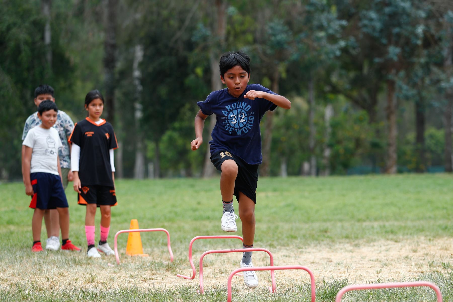 Con el inicio de las vacaciones escolares en enero de 2026, el Club Metropolitano Huáscar de Villa El Salvador, administrado por el Serpar, abrió sus puertas al público para su programa de vacaciones útiles, con el cual niños y adolescentes en edad escolar realizan diversas actividades deportivas como natación, fútbol, vóley y taekwondo, entre otros. Foto: ANDINA/Daniel Bracamonte