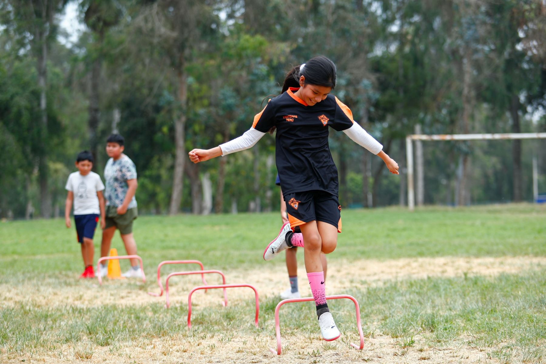 Con el inicio de las vacaciones escolares en enero de 2026, el Club Metropolitano Huáscar de Villa El Salvador, administrado por el Serpar, abrió sus puertas al público para su programa de vacaciones útiles, con el cual niños y adolescentes en edad escolar realizan diversas actividades deportivas como natación, fútbol, vóley y taekwondo, entre otros. Foto: ANDINA/Daniel Bracamonte