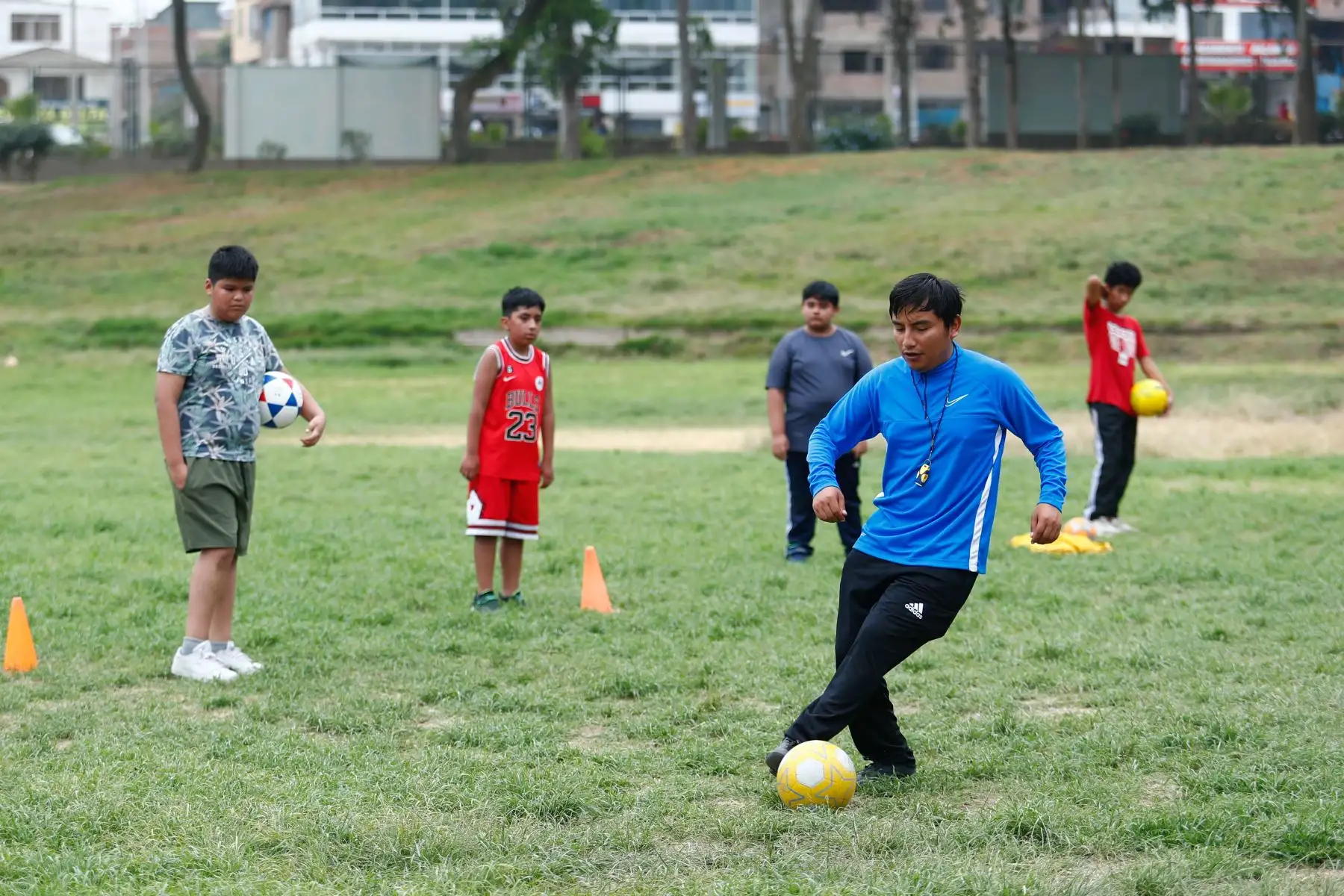 Con el inicio de las vacaciones escolares en enero de 2026, el Club Metropolitano Huáscar de Villa El Salvador, administrado por el Serpar, abrió sus puertas al público para su programa de vacaciones útiles, con el cual niños y adolescentes en edad escolar realizan diversas actividades deportivas como natación, fútbol, vóley y taekwondo, entre otros. Foto: ANDINA/Daniel Bracamonte
