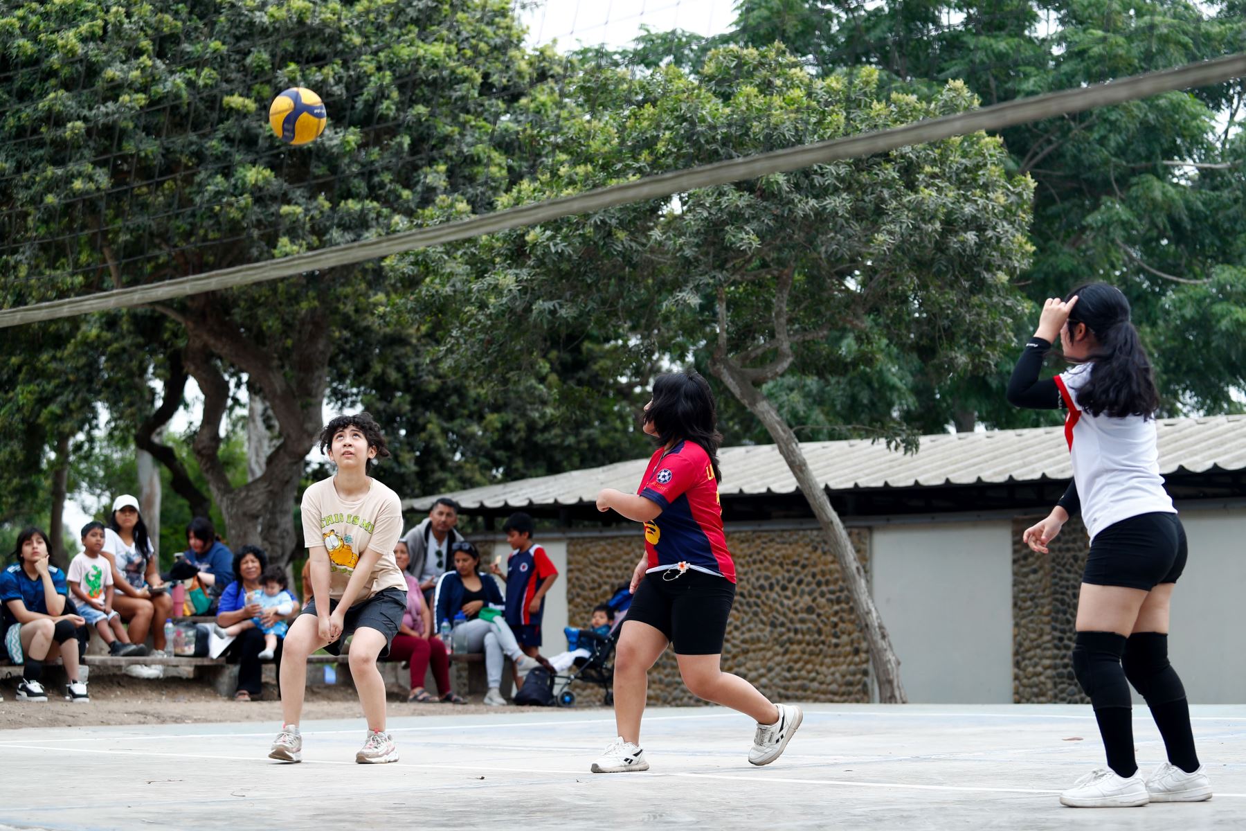 Con el inicio de las vacaciones escolares en enero de 2026, el Club Metropolitano Huáscar de Villa El Salvador, administrado por el Serpar, abrió sus puertas al público para su programa de vacaciones útiles, con el cual niños y adolescentes en edad escolar realizan diversas actividades deportivas como natación, fútbol, vóley y taekwondo, entre otros. Foto: ANDINA/Daniel Bracamonte