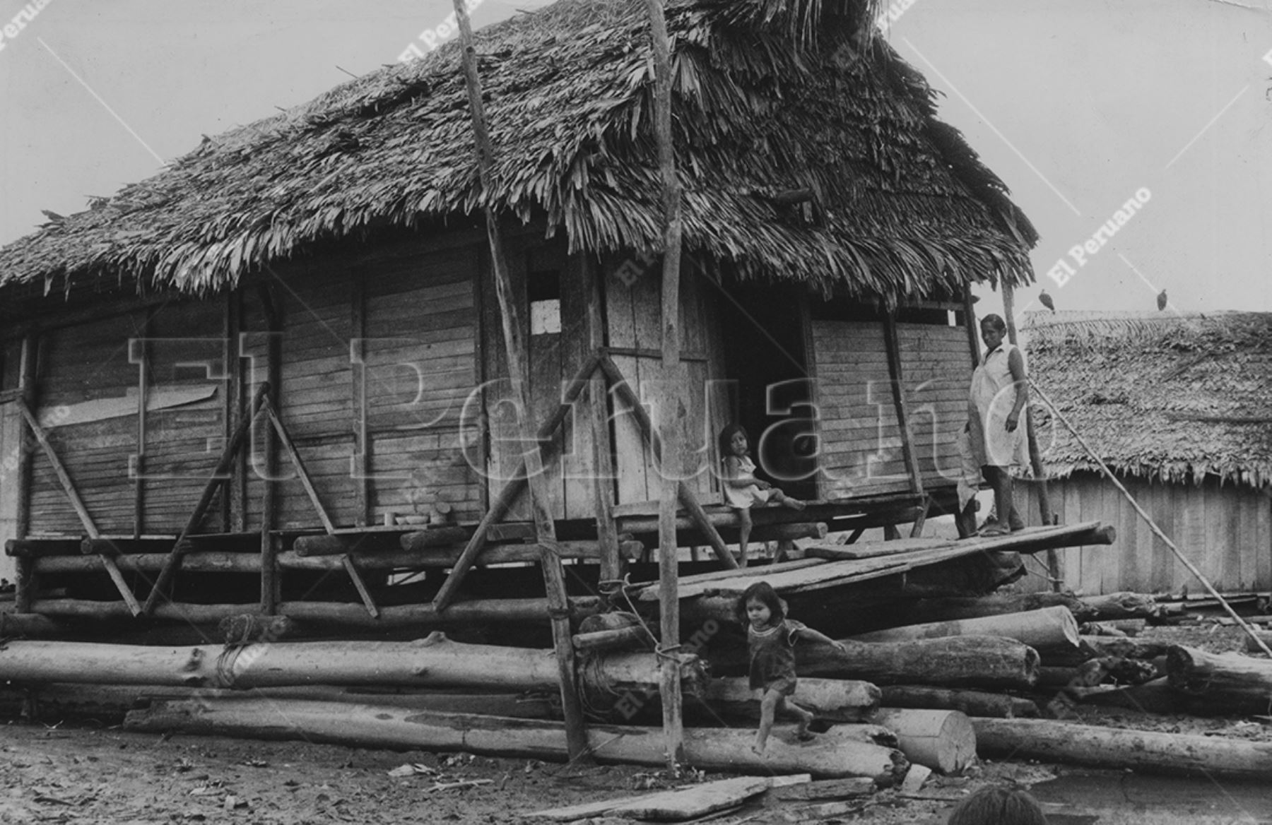 Iquitos - 9 marzo 1978 / Pobladores entre adultos y niños en los alrededores de su vivienda ubicada en la margen del río. Foto: Archivo Histórico de El Peruano