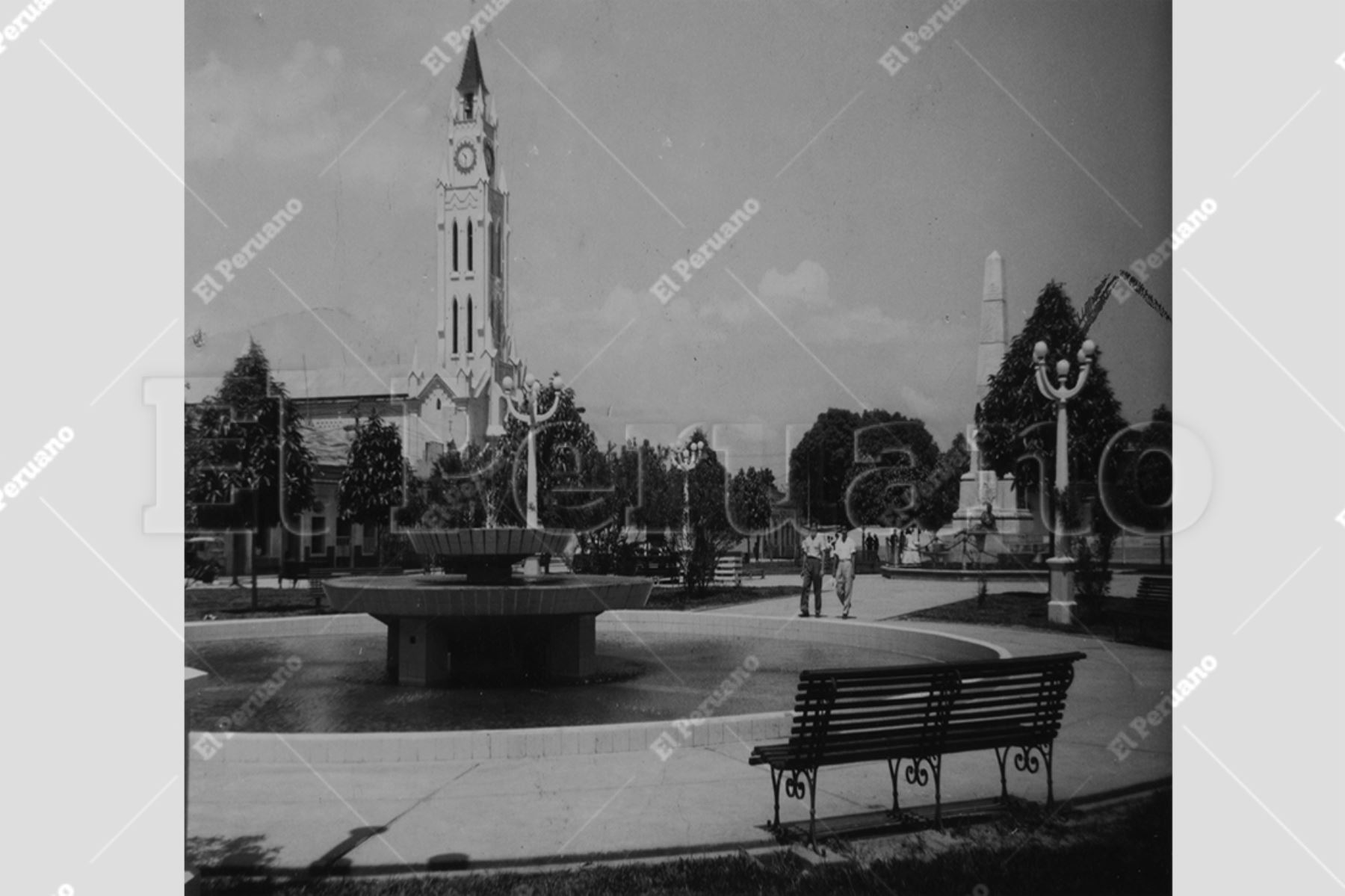 A orillas del río Amazonas, Iquitos recuerda hoy su estrecha relación con el agua, vía esencial para la vida cotidiana, el transporte y la economía regional. El puerto fluvial ha sido, por generaciones, el punto de encuentro entre comunidades, comerciantes y viajeros que hicieron del río una verdadera carretera natural. Foto: Archivo Histórico de El Peruano