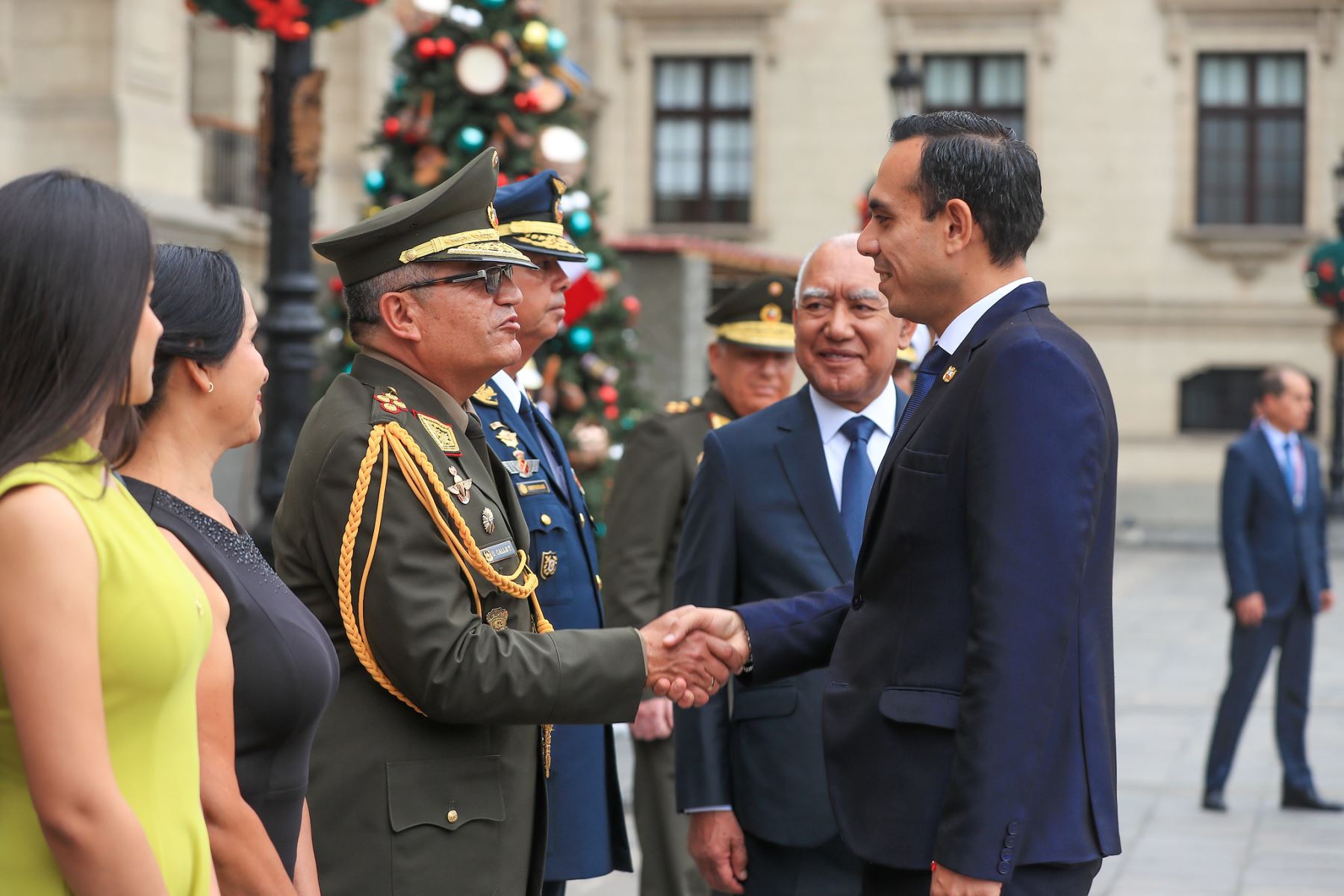 Saludo protocolar al nuevo comandante general del Ejército. Foto: ANDINA/Prensa Presidencia