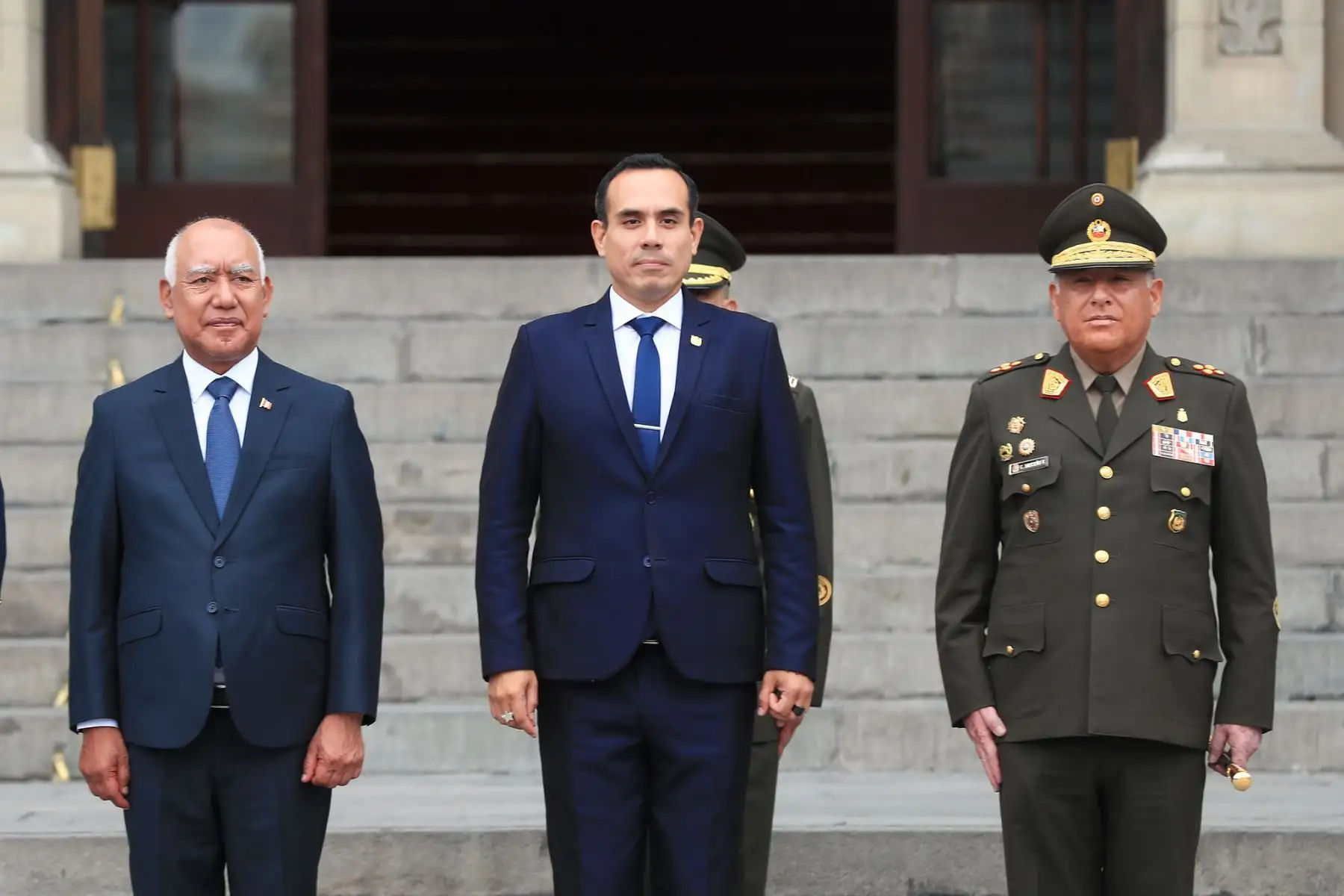 Saludo protocolar al nuevo comandante general del Ejército. Foto: ANDINA/Prensa Presidencia