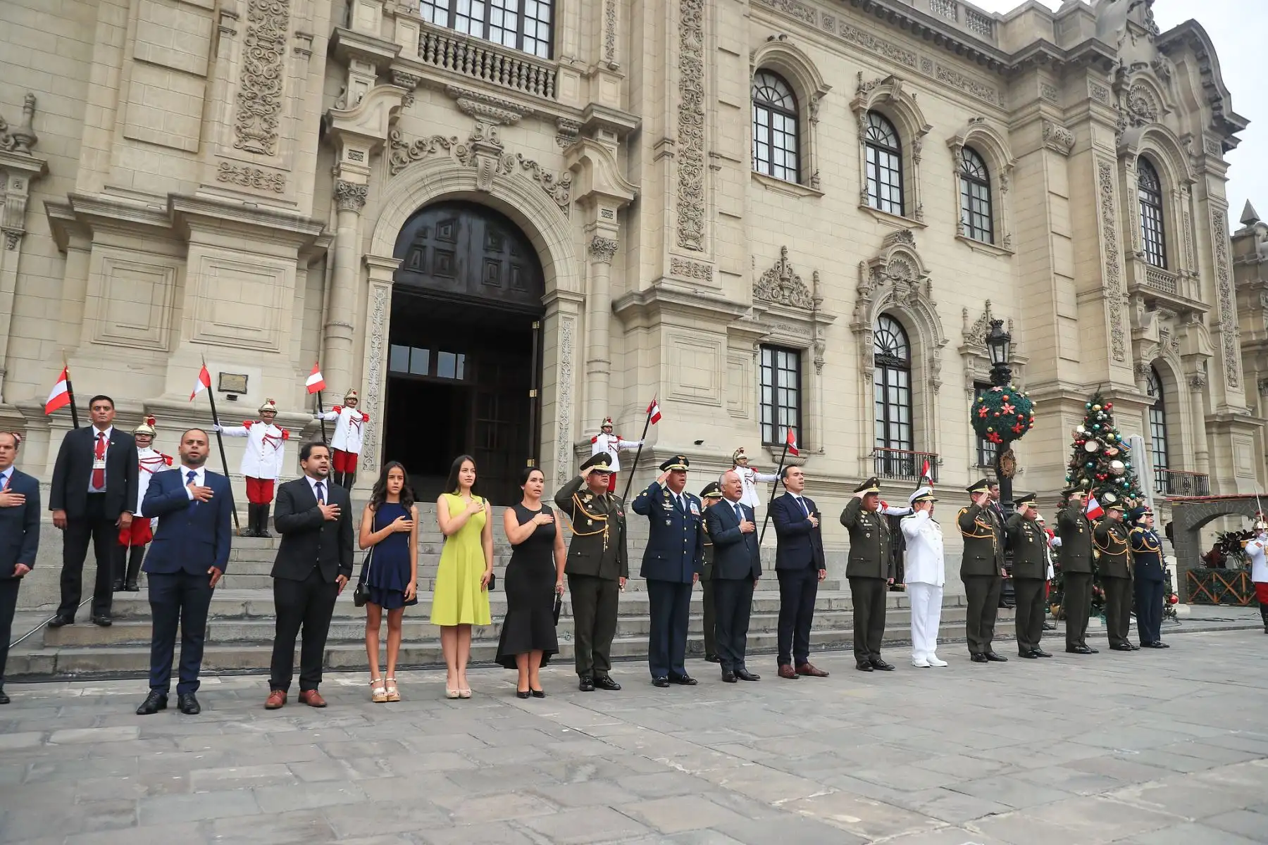 Saludo protocolar al nuevo comandante general del Ejército. Foto: ANDINA/Prensa Presidencia