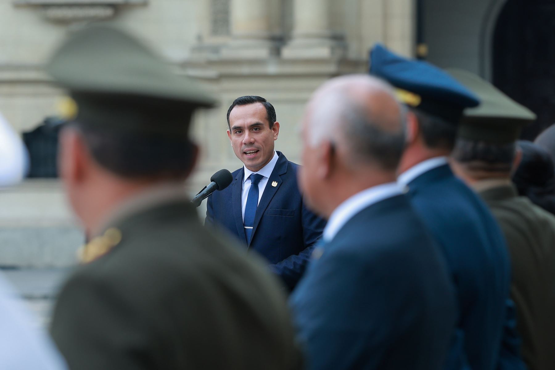 Saludo protocolar al nuevo comandante general del Ejército. Foto: ANDINA/Prensa Presidencia