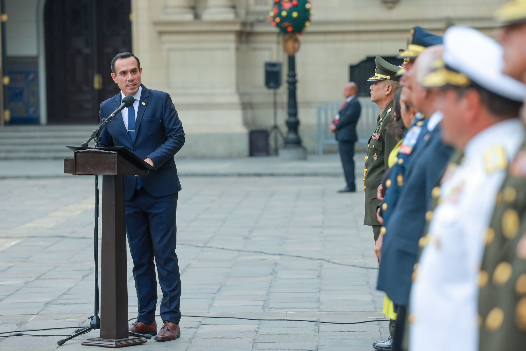 Saludo protocolar al nuevo comandante general del Ejército. Foto: ANDINA/Prensa Presidencia