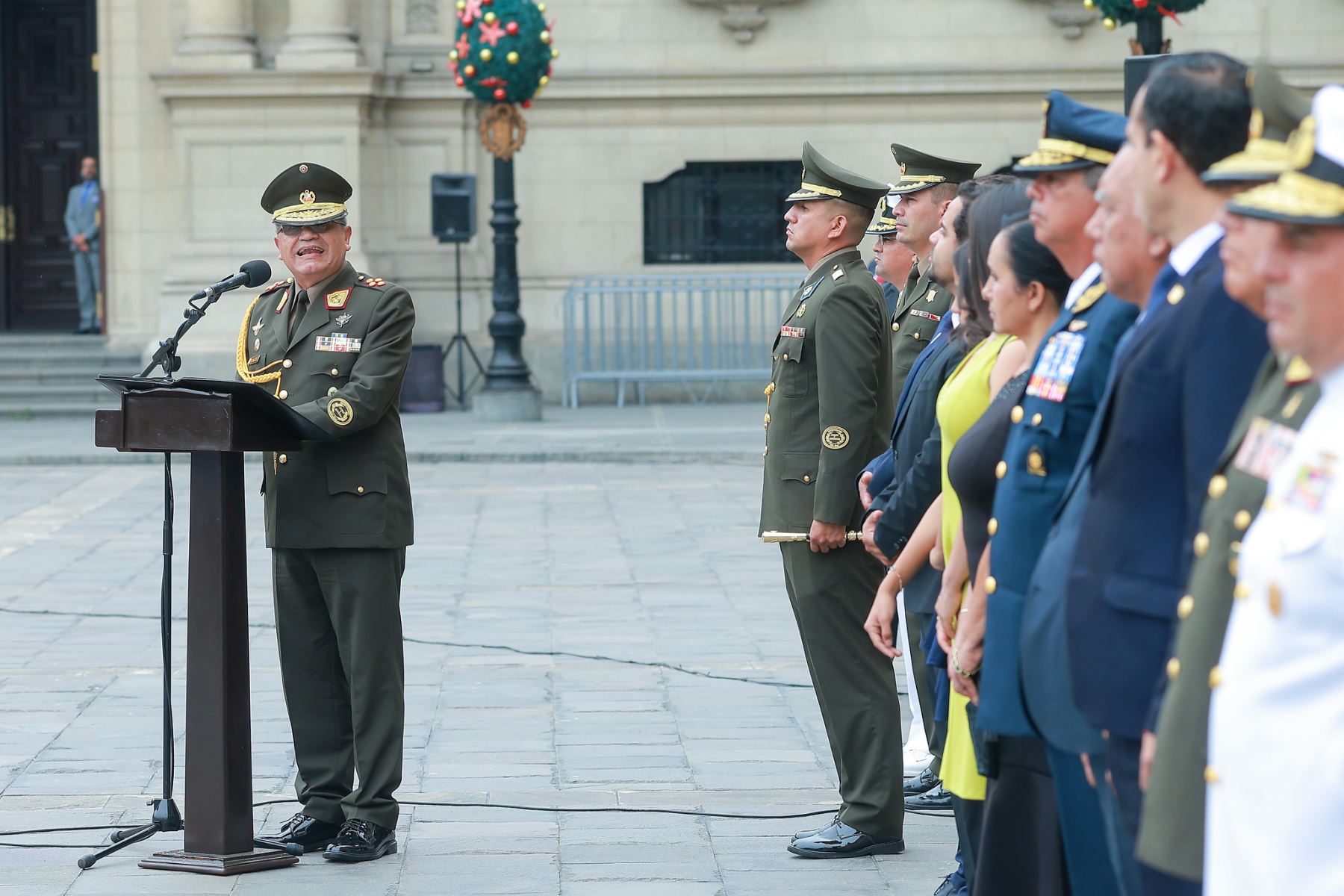 Saludo protocolar al nuevo comandante general del Ejército. Foto: ANDINA/Prensa Presidencia