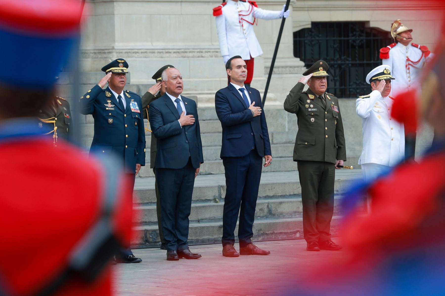 Saludo protocolar al nuevo comandante general del Ejército. Foto: ANDINA/Prensa Presidencia