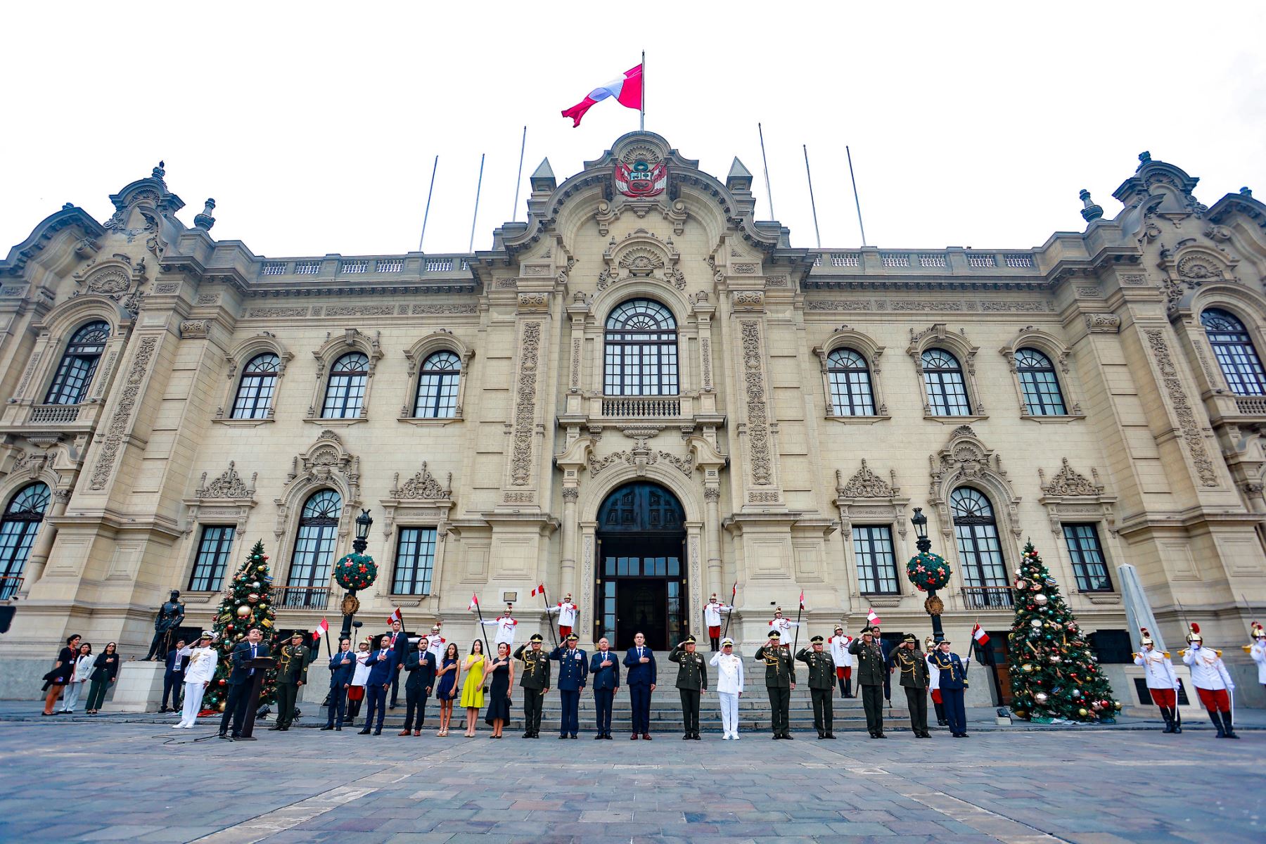 Saludo protocolar al nuevo comandante general del Ejército. Foto: ANDINA/Prensa Presidencia