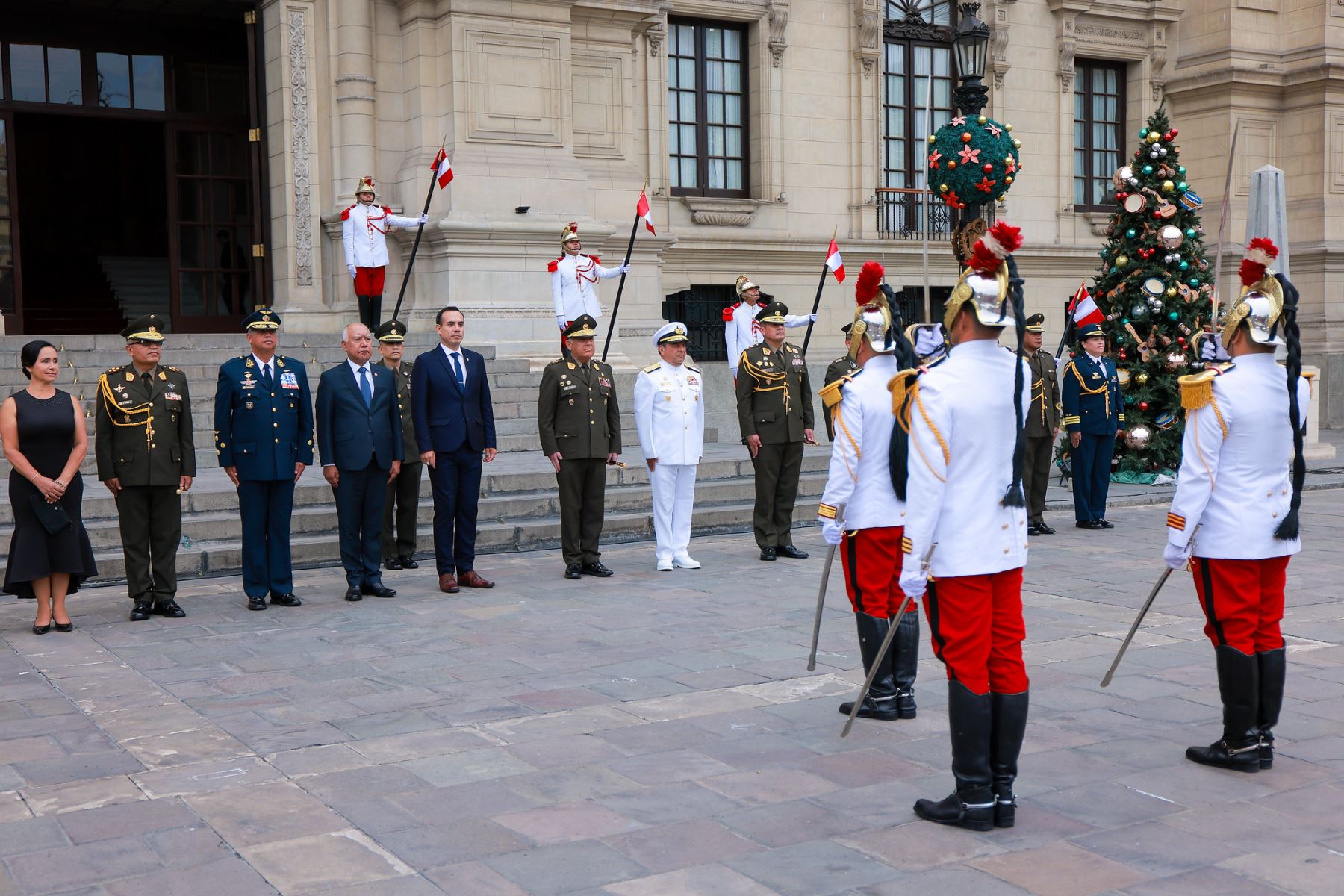 Saludo protocolar al nuevo comandante general del Ejército. Foto: ANDINA/Prensa Presidencia
