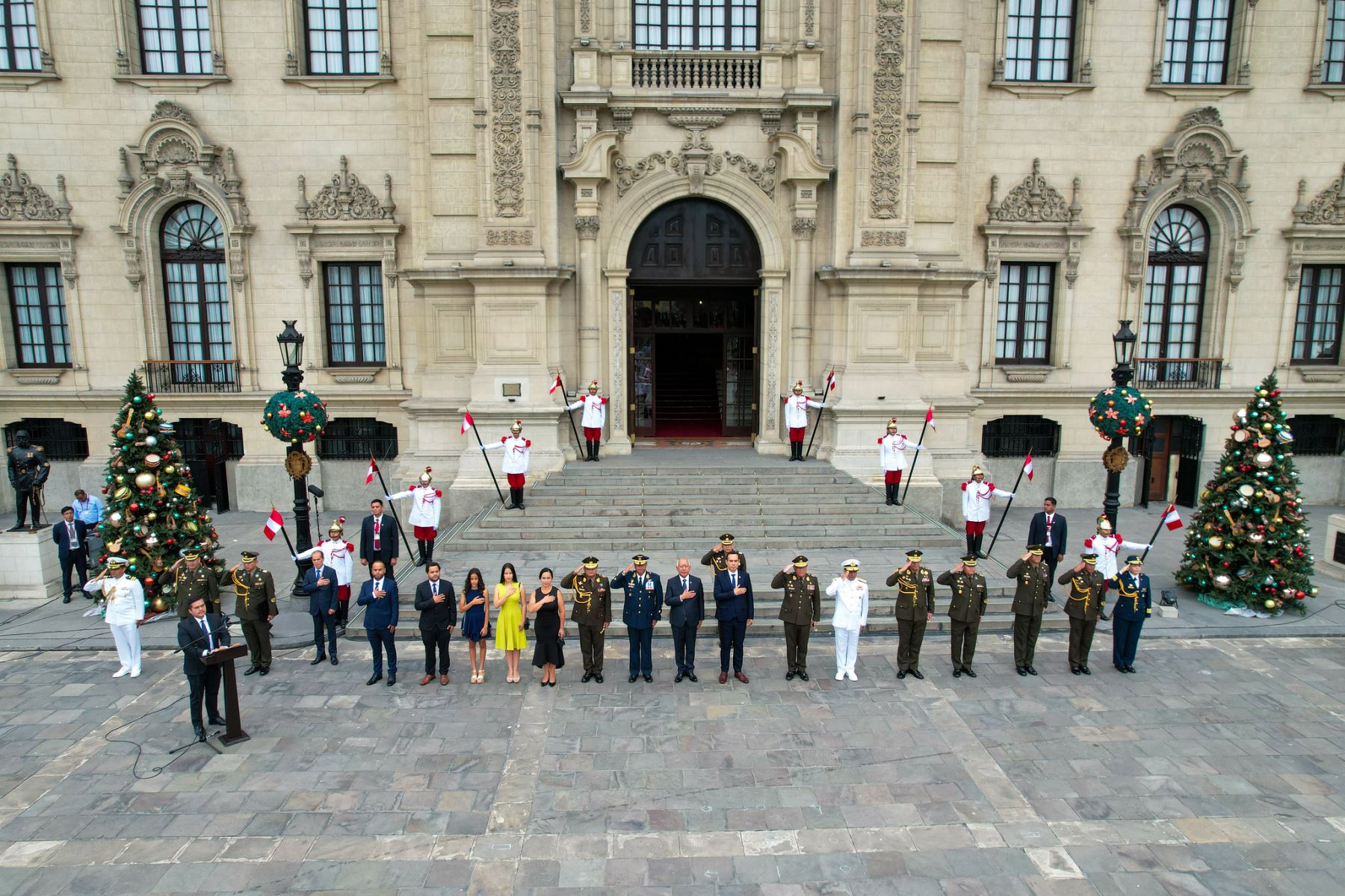 Saludo protocolar al nuevo comandante general del Ejército. Foto: ANDINA/Prensa Presidencia