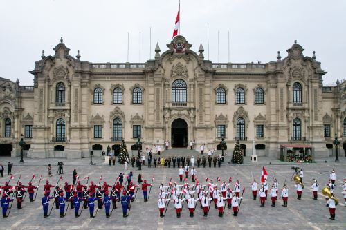 Presidente de la república, José Jerí, lidera el saludo protocolar al nuevo comandante general del Ejército