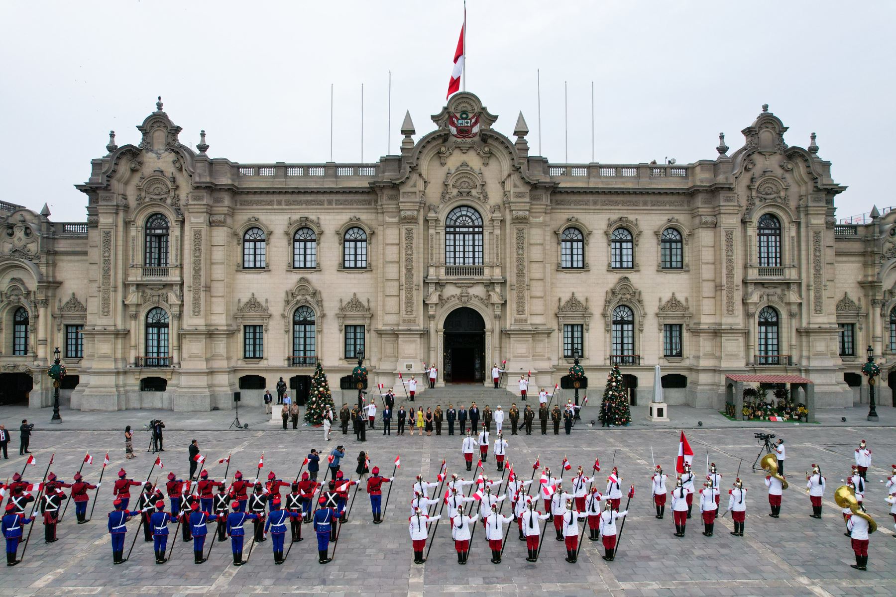 Saludo protocolar al nuevo comandante general del Ejército. Foto: ANDINA/Prensa Presidencia
