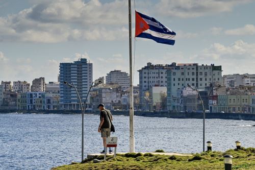 Sumidos en una profunda crisis económica, los cubanos prevén un panorama complejo tras la captura de Maduro. Foto: AFP.
