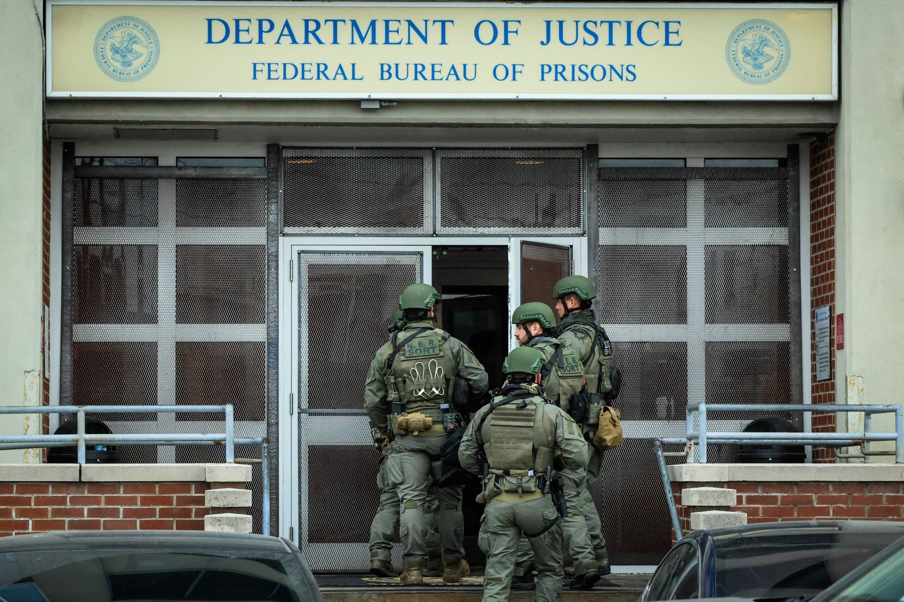 Durante emergencias climáticas, la cárcel evidenció su precariedad estructural. Celdas expuestas a temperaturas extremas, falta de agua caliente y sistemas eléctricos obsoletos generaron informes críticos que alertaron sobre el deterioro acelerado de la infraestructura penitenciaria. Fotos: AFP