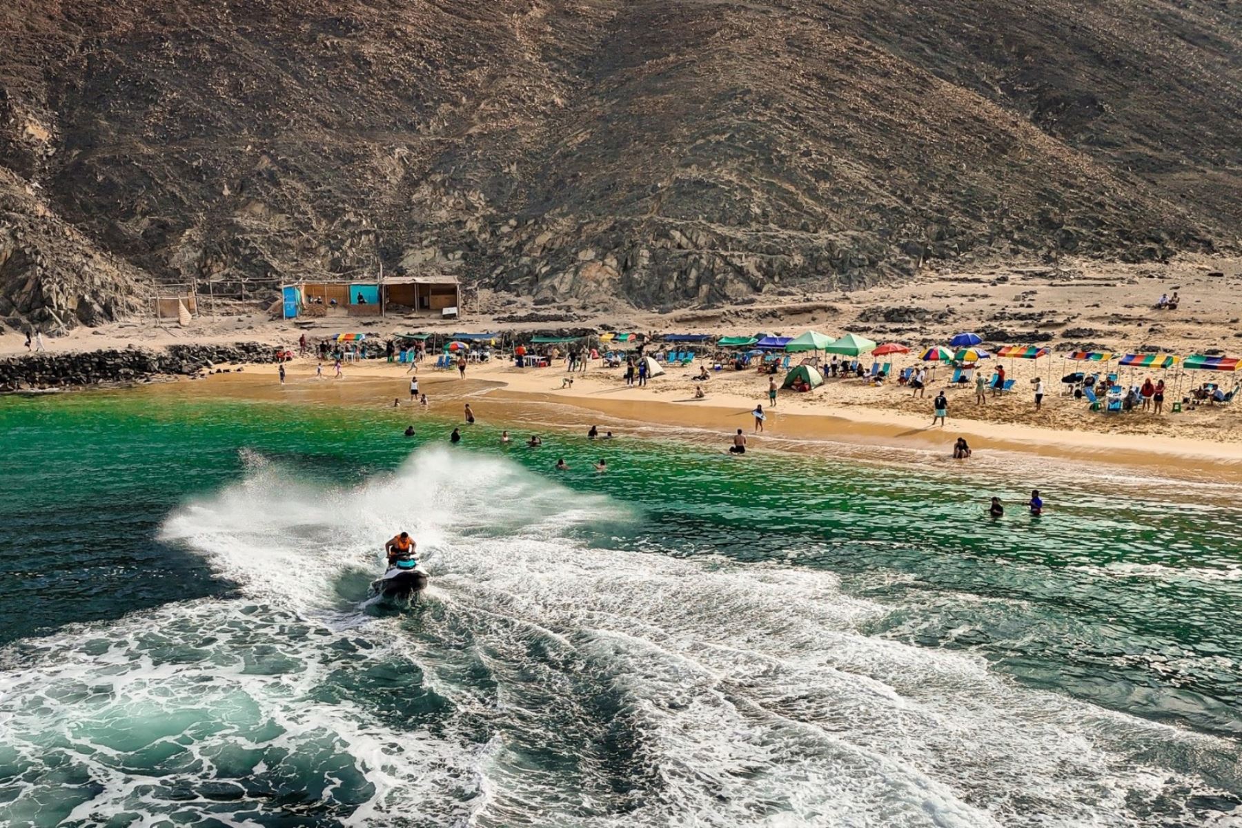 La región Áncash se posiciona como uno de los principales atractivos del litoral peruano para el verano 2026, gracias a la clasificación de varias de sus playas como “saludables” por la Dirección General de Salud Ambiental (Digesa)