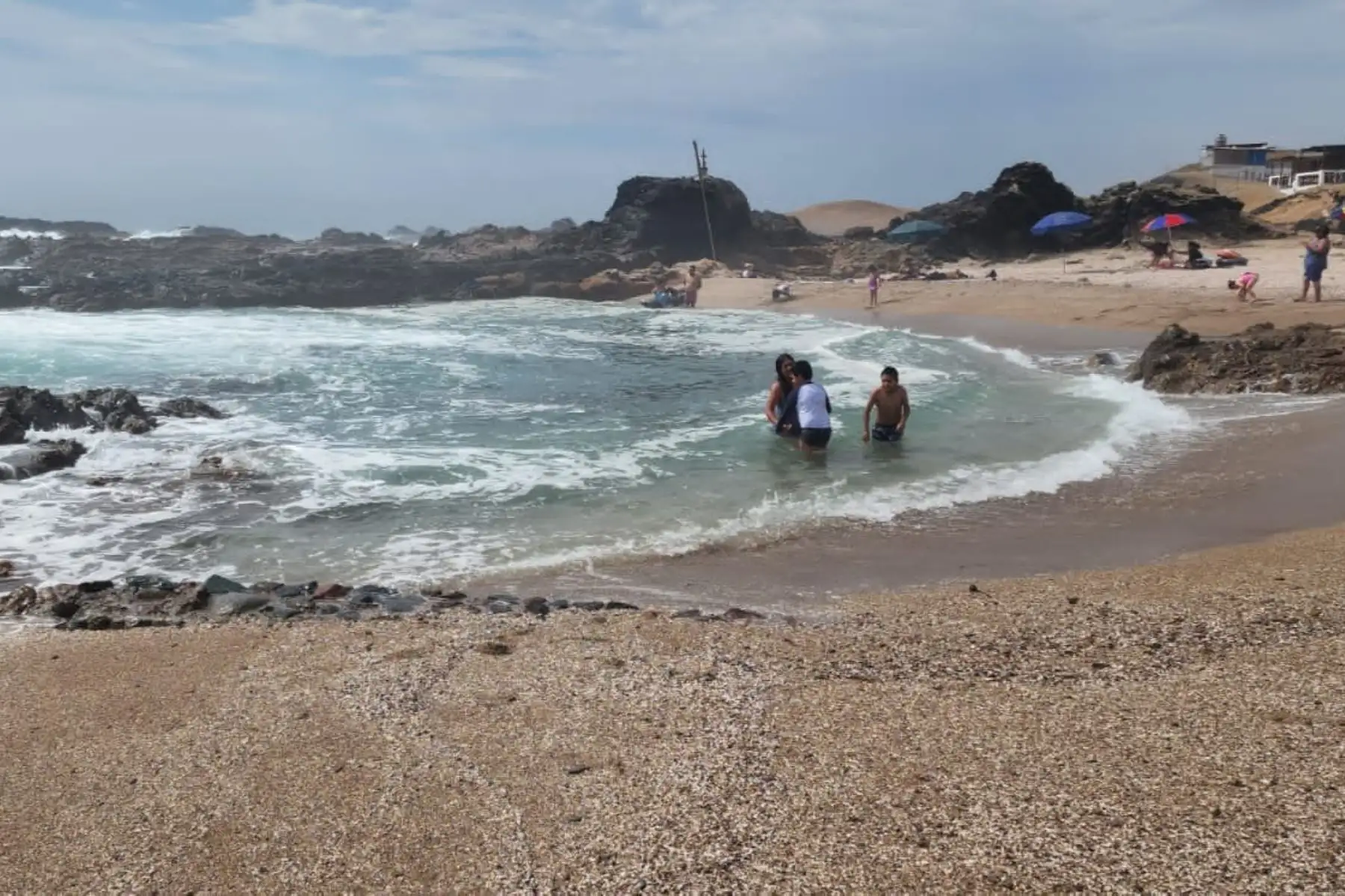 La región Áncash se posiciona como uno de los principales atractivos del litoral peruano para el verano 2026, gracias a la clasificación de varias de sus playas como “saludables” por la Dirección General de Salud Ambiental (Digesa)