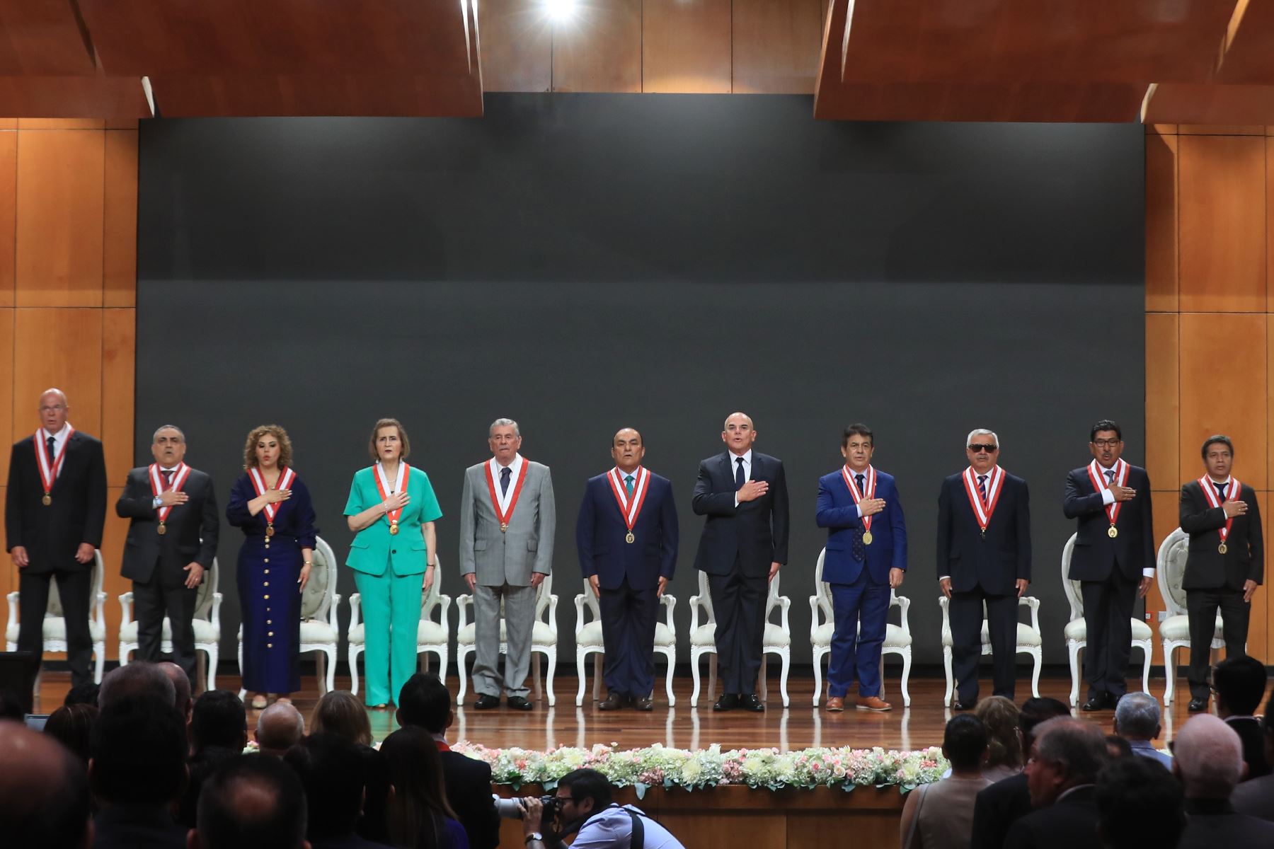 Fotografía oficial de las autoridades que estuvieron presentes en la Ceremonia de juramentación de la magistrada María Teresa Cabrera Vega y el magistrado Víctor Hugo Chanduví Cornejo como presidente y vicepresidente de la Junta Nacional de Justicia para el periodo 2026. Foto: ANDINA/ Ricardo Cuba