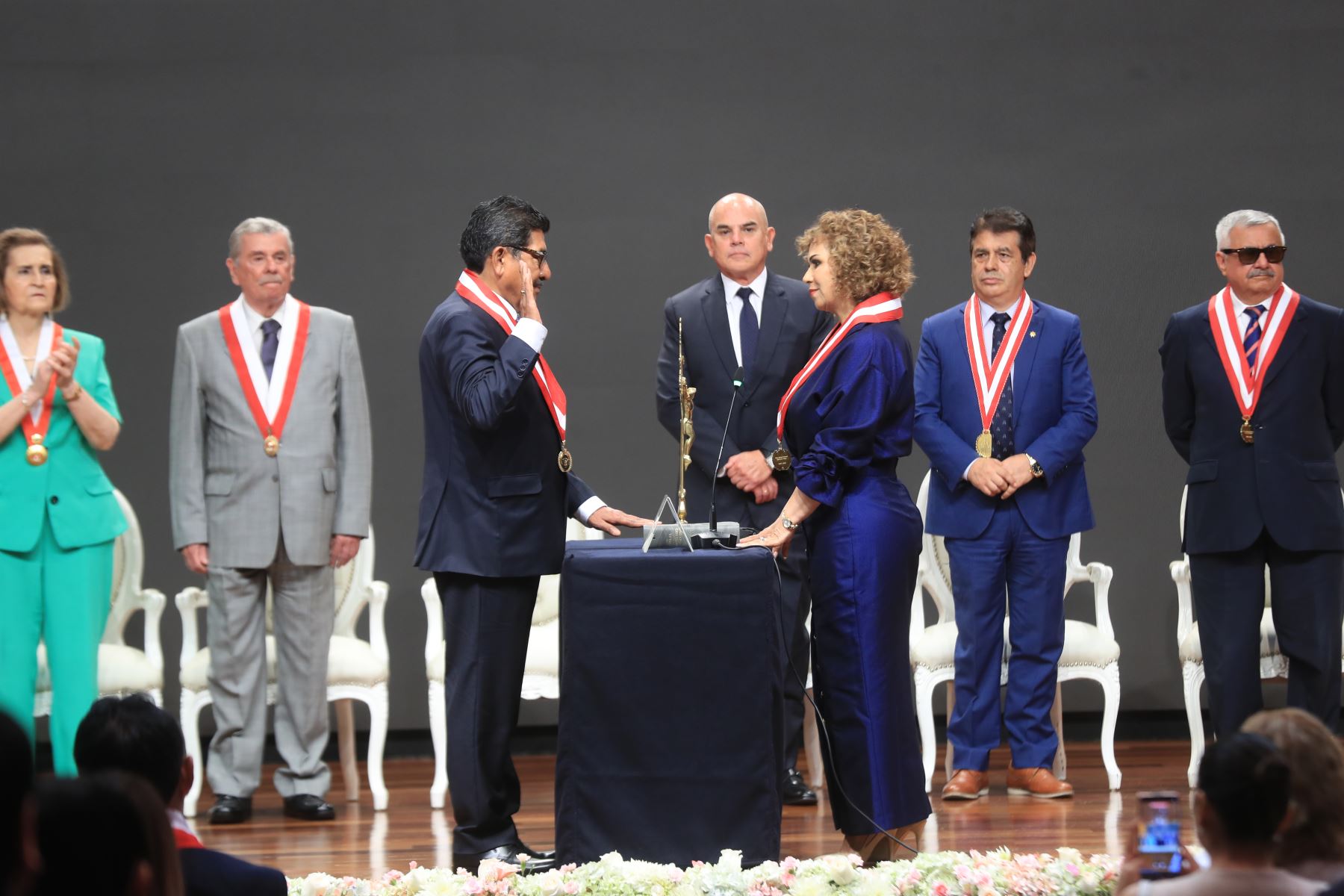 La nueva presidenta de la Junta Nacional de Justicia, magistrada María Teresa Cabrera Vega, juramenta a su vicepresidente, el magistrado Víctor Hugo Chanduví Cornejo. Foto: ANDINA/Ricardo Cuba