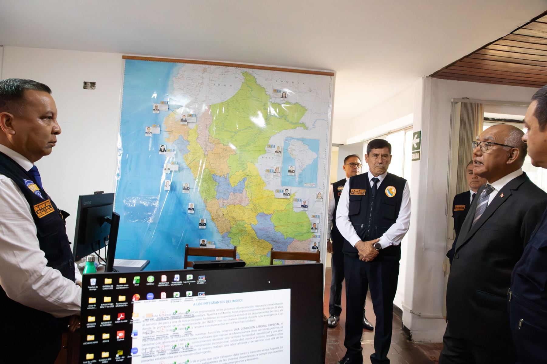 Peru's Defense Minister strengthens coordination with Indeci for emergency response