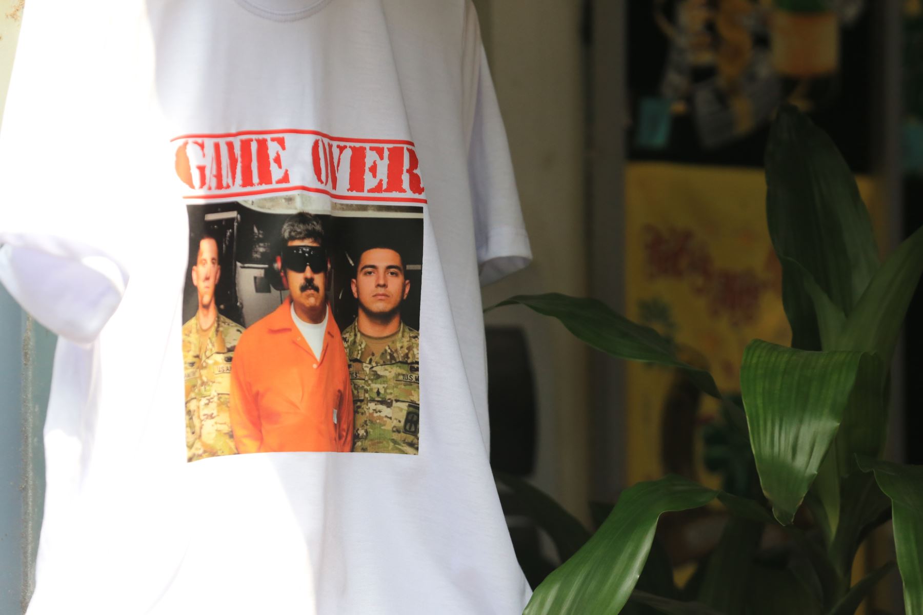 Algunos comerciantes aseguran que el fenómeno también se replica en redes sociales, donde las imágenes de los polos circulan rápidamente y generan nuevas solicitudes. La difusión digital se convierte así en un aliado clave para amplificar el alcance de productos nacidos en los pasillos de Gamarra. Foto: ANDINA/Héctor Vinces