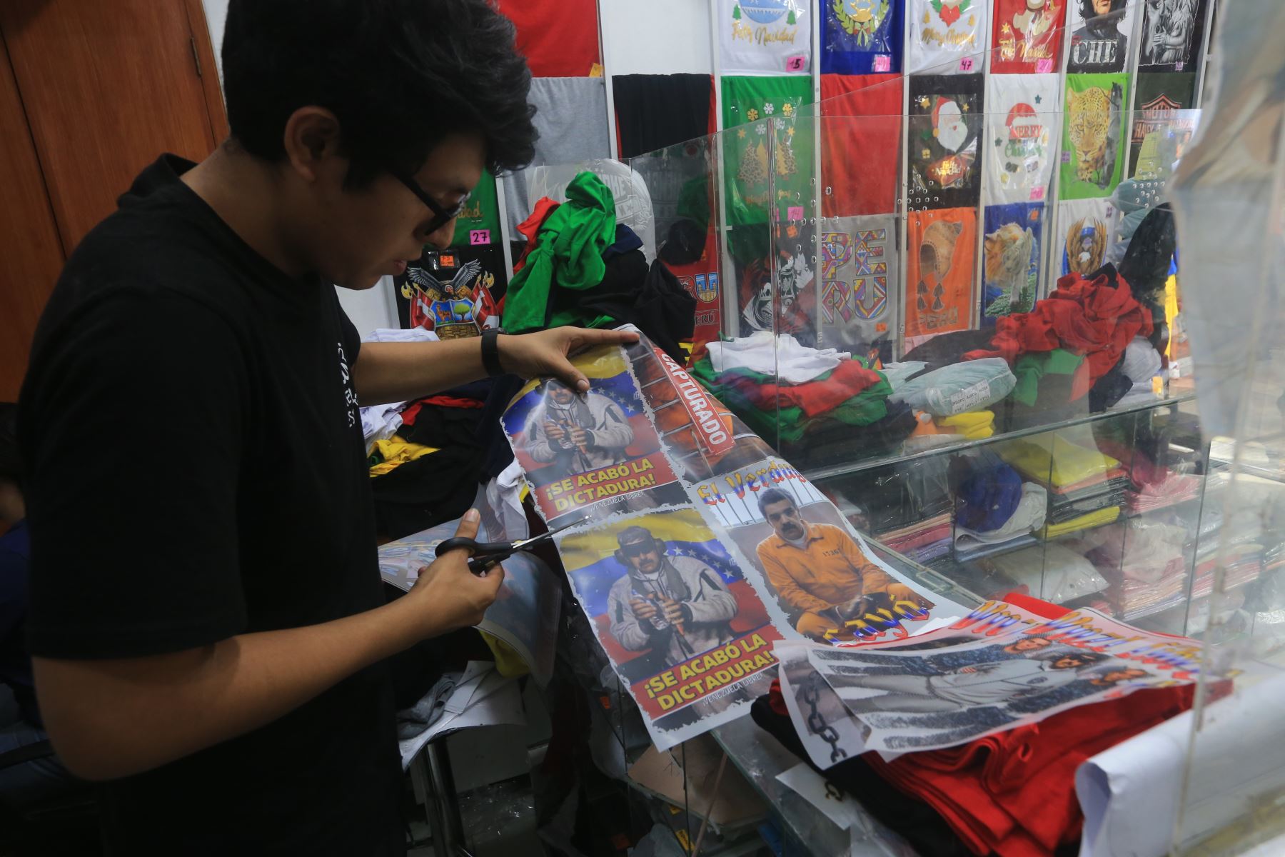 Vendedores señalan que el auge de estas prendas ha dinamizado momentáneamente las ventas, atrayendo a clientes que no suelen visitar el emporio. Para muchos talleres, esta coyuntura representa una oportunidad de ingreso adicional en un contexto económico todavía desafiante para pequeños productores textiles. Foto: ANDINA/Héctor Vinces