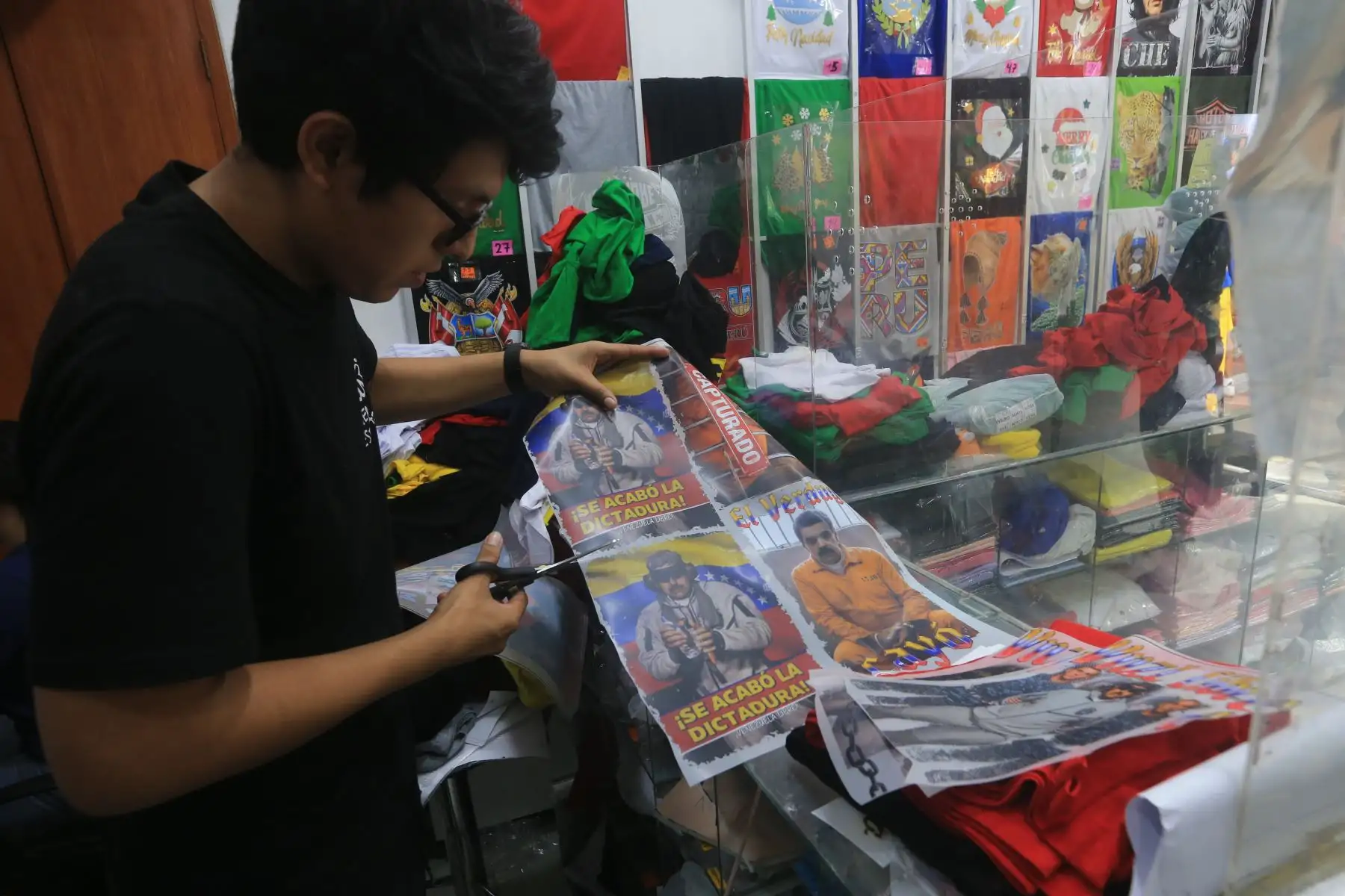 Vendedores señalan que el auge de estas prendas ha dinamizado momentáneamente las ventas, atrayendo a clientes que no suelen visitar el emporio. Para muchos talleres, esta coyuntura representa una oportunidad de ingreso adicional en un contexto económico todavía desafiante para pequeños productores textiles. Foto: ANDINA/Héctor Vinces