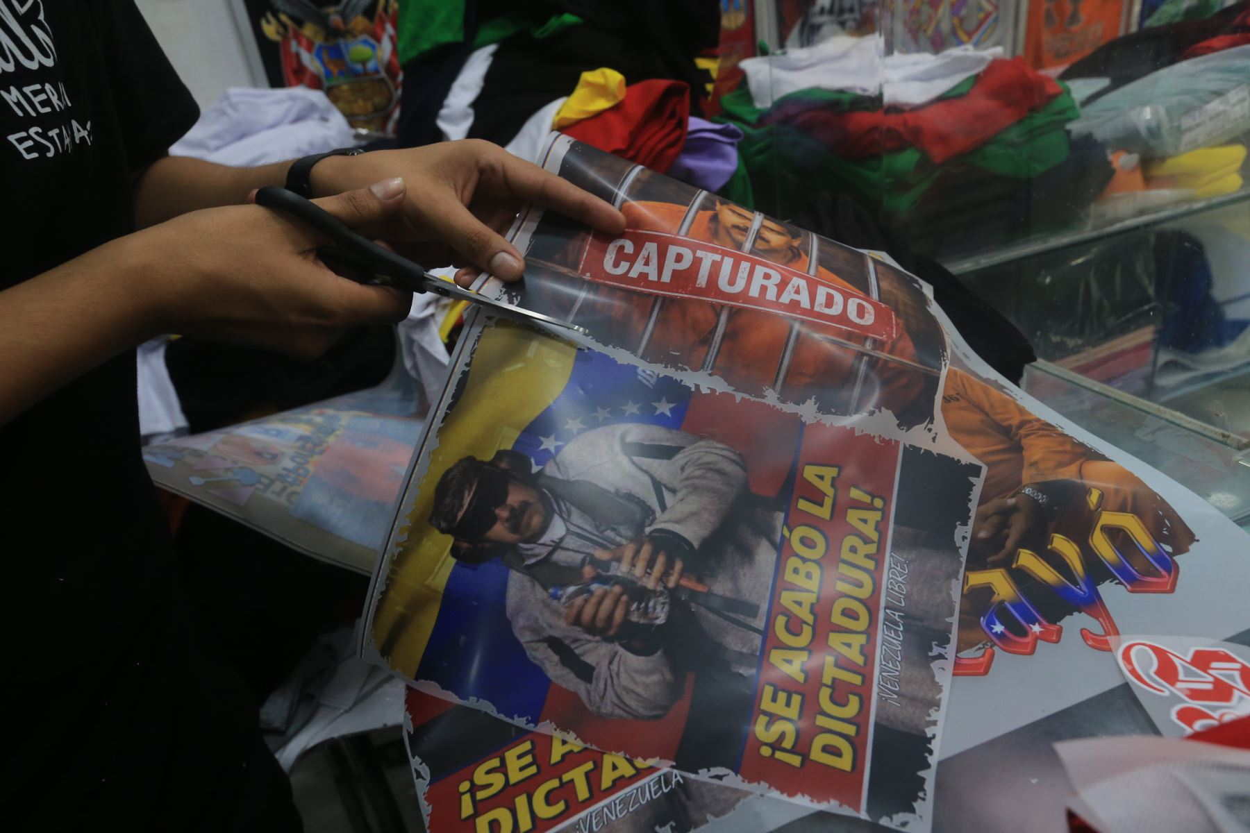 Parte del atractivo de los polos radica en su valor simbólico y emocional. Más allá de la prenda, los compradores buscan expresar una postura política o social, utilizando la ropa como un medio de opinión y memoria colectiva frente a hechos que marcan la agenda internacional. Foto: ANDINA/Héctor Vinces