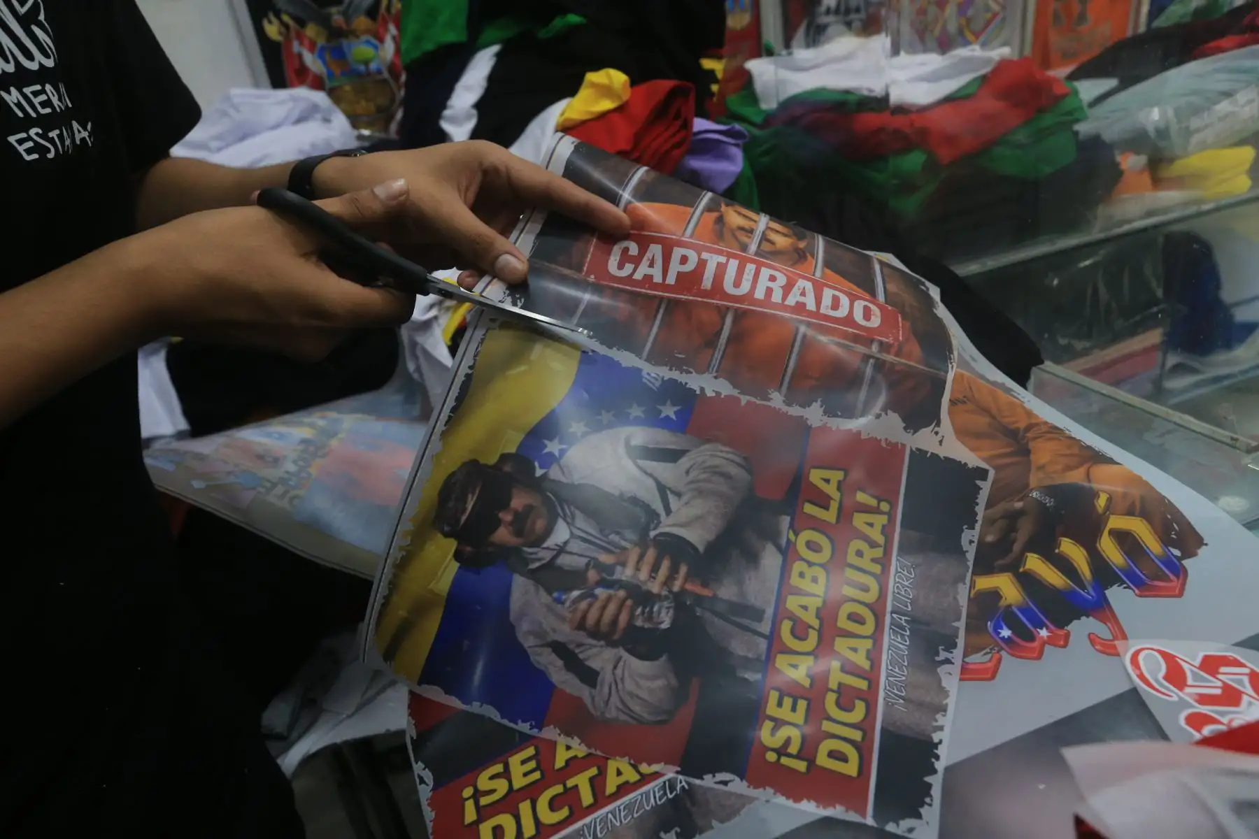 Parte del atractivo de los polos radica en su valor simbólico y emocional. Más allá de la prenda, los compradores buscan expresar una postura política o social, utilizando la ropa como un medio de opinión y memoria colectiva frente a hechos que marcan la agenda internacional. Foto: ANDINA/Héctor Vinces
