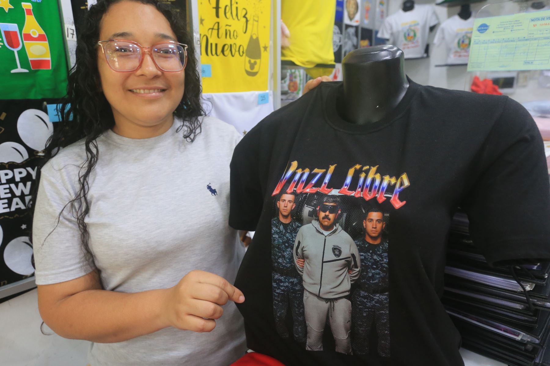 Los polos se ofrecen en distintos colores, tallas y calidades, lo que permite llegar a públicos diversos. Algunos compradores prefieren versiones sobrias, mientras otros optan por estampados más provocadores, demostrando cómo un mismo hecho puede interpretarse de múltiples formas desde el diseño gráfico popular. Foto: ANDINA/Héctor Vinces