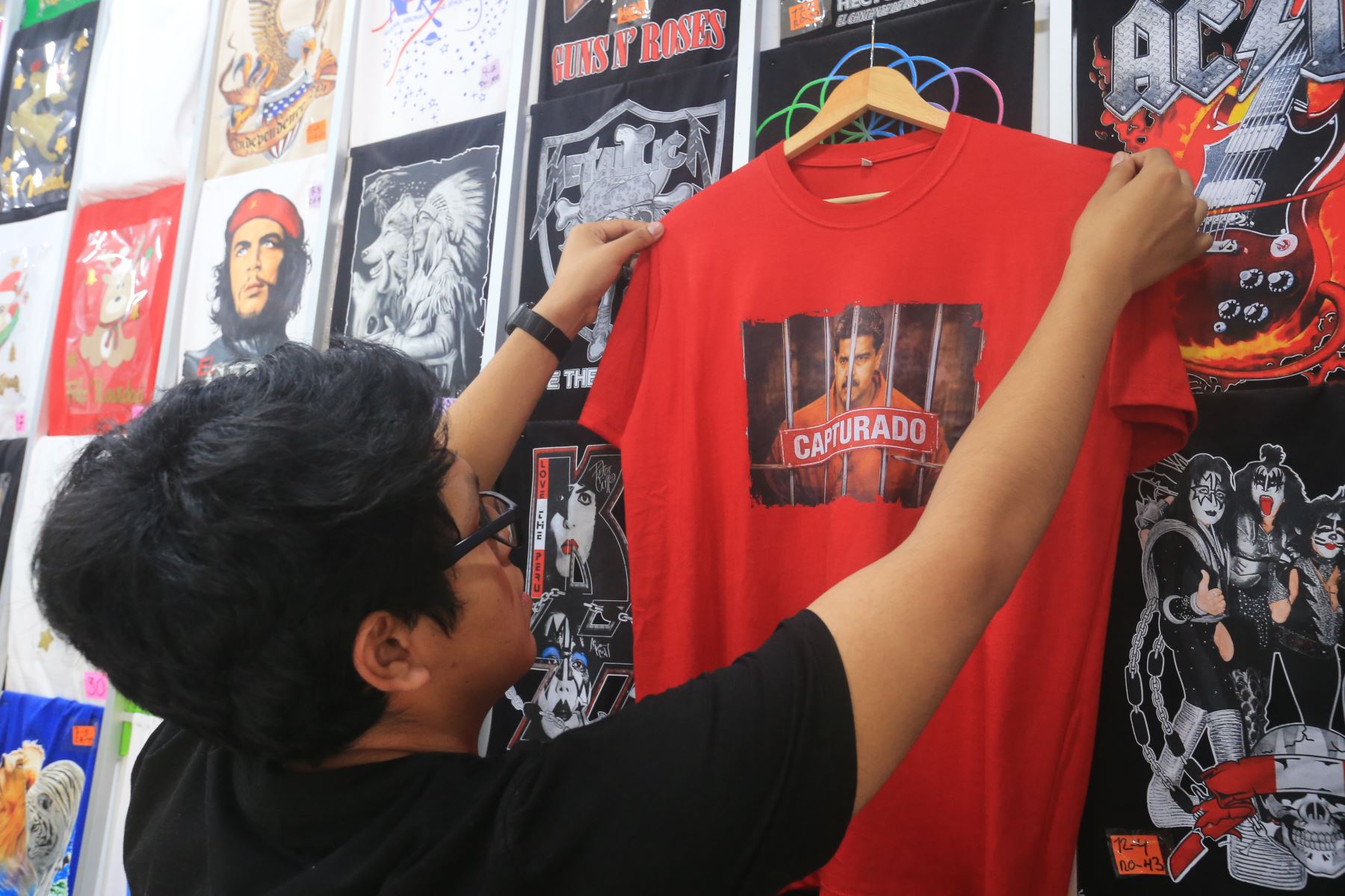 La creatividad popular se refleja en los diseños que combinan fotografías, ilustraciones y tipografías llamativas, adaptadas en cuestión de horas a los acontecimientos internacionales. Los comerciantes destacan que la rapidez para responder a la coyuntura es clave en Gamarra, donde la moda y la actualidad suelen ir de la mano en cada temporada. Foto: ANDINA/Héctor Vinces