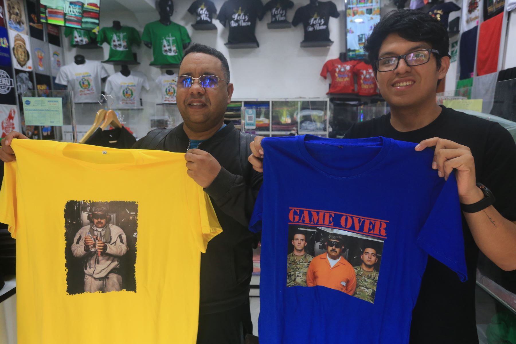 La producción se realiza principalmente en pequeños talleres familiares, donde participan varios miembros en el estampado, planchado y empaque. Este trabajo en conjunto permite acelerar los tiempos y responder a pedidos urgentes, reafirmando el carácter emprendedor y colaborativo del emporio comercial. Foto: ANDINA/Héctor Vinces