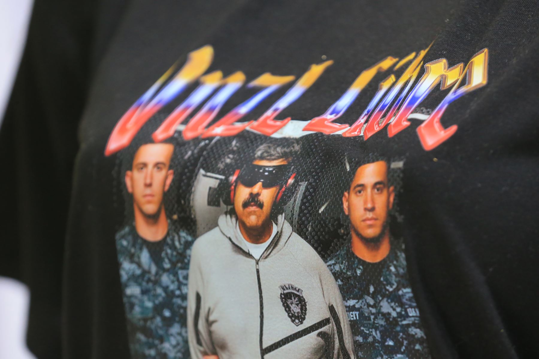 Los precios accesibles facilitan que los polos se conviertan en artículos de compra impulsiva, especialmente entre jóvenes. Para los vendedores, mantener costos competitivos sin sacrificar calidad es fundamental para sostener la demanda mientras el tema siga vigente en la opinión pública. Foto: ANDINA/Héctor Vinces